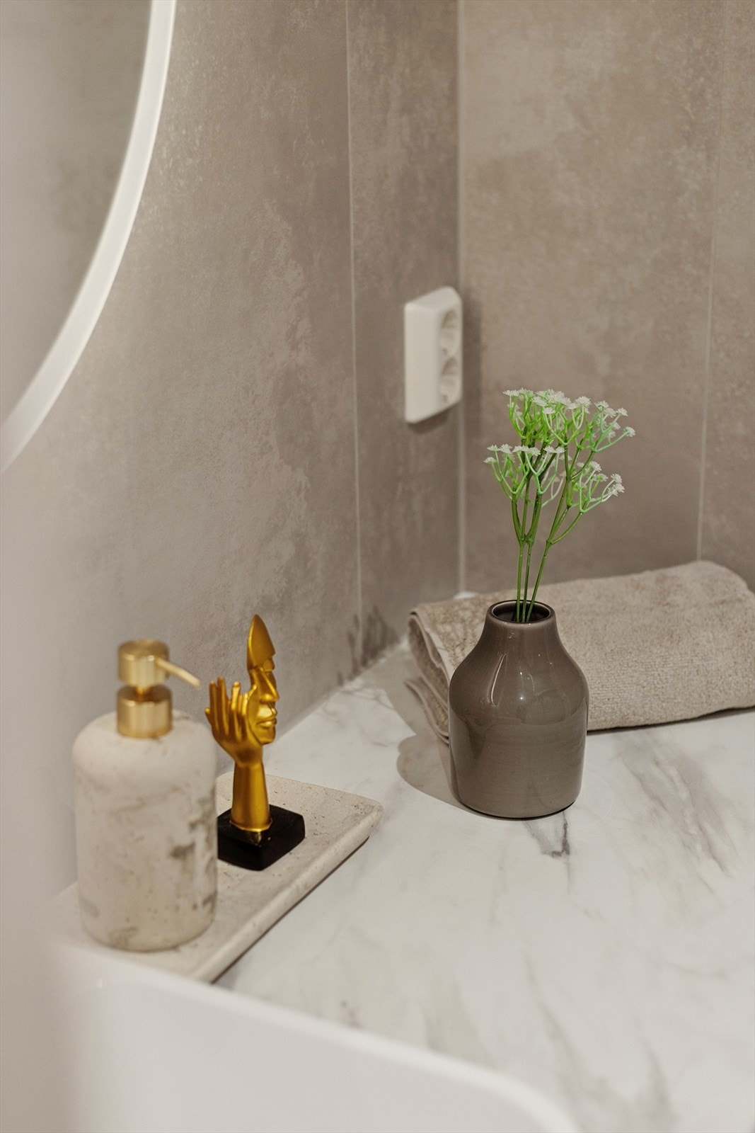 Badet har varmekabler i gulvet, innfelte spotter i himlingen og opplegg for vaskemaskin. Galleribilde