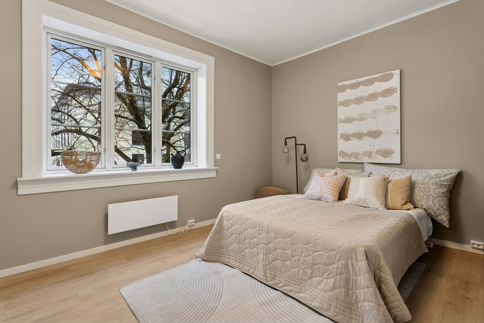 Rommene er malt i en behagelig og harmonisk fargetone. Galleribilde