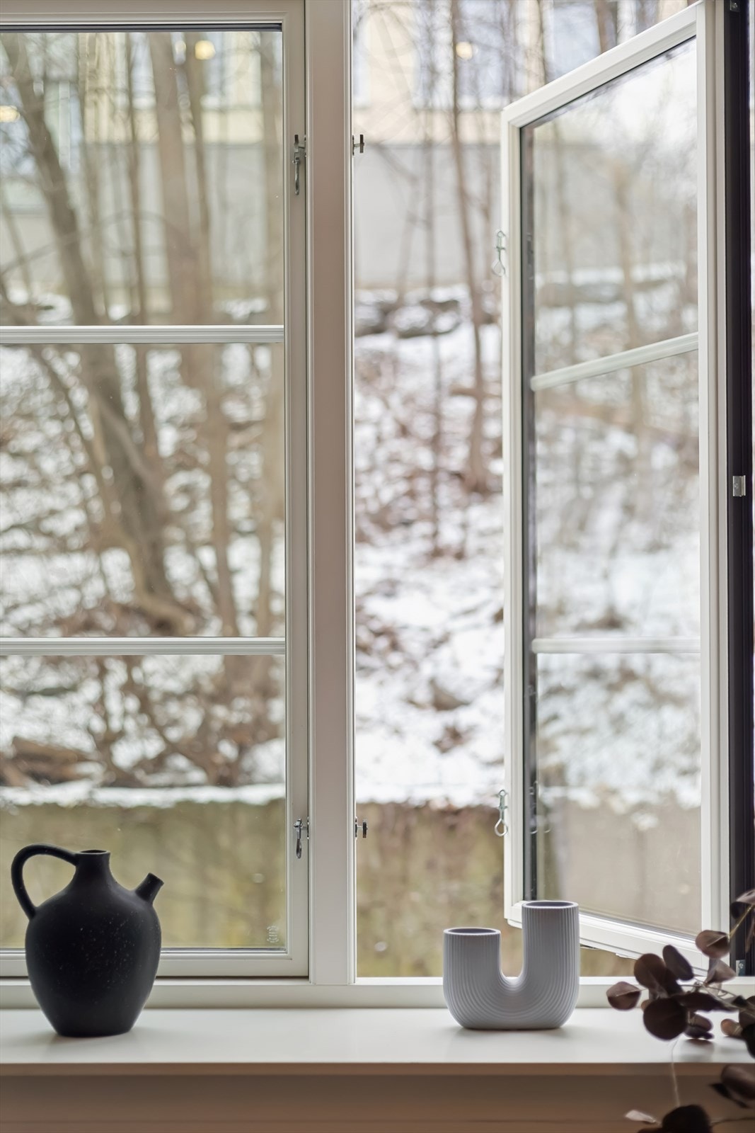 Store vindusflater slipper inn rikelig med naturlig lys og bidrar til en lys og luftig romfølelse. Galleribilde