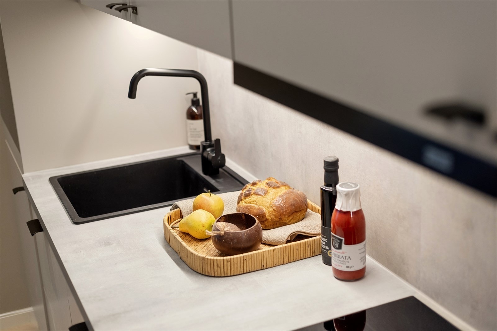 Over kjøkkenbenken er det laminatplate som gir et rent og funksjonelt uttrykk, samt belysning under overskap for godt arbeidslys. Galleribilde