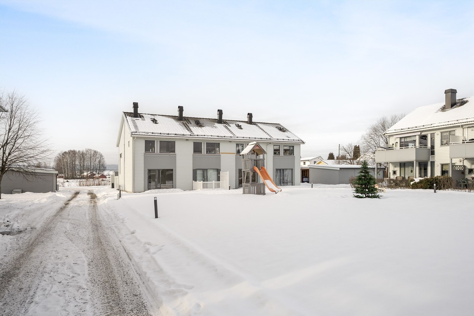 Fellesområde for sameie med lekeplass med sklie. Galleribilde