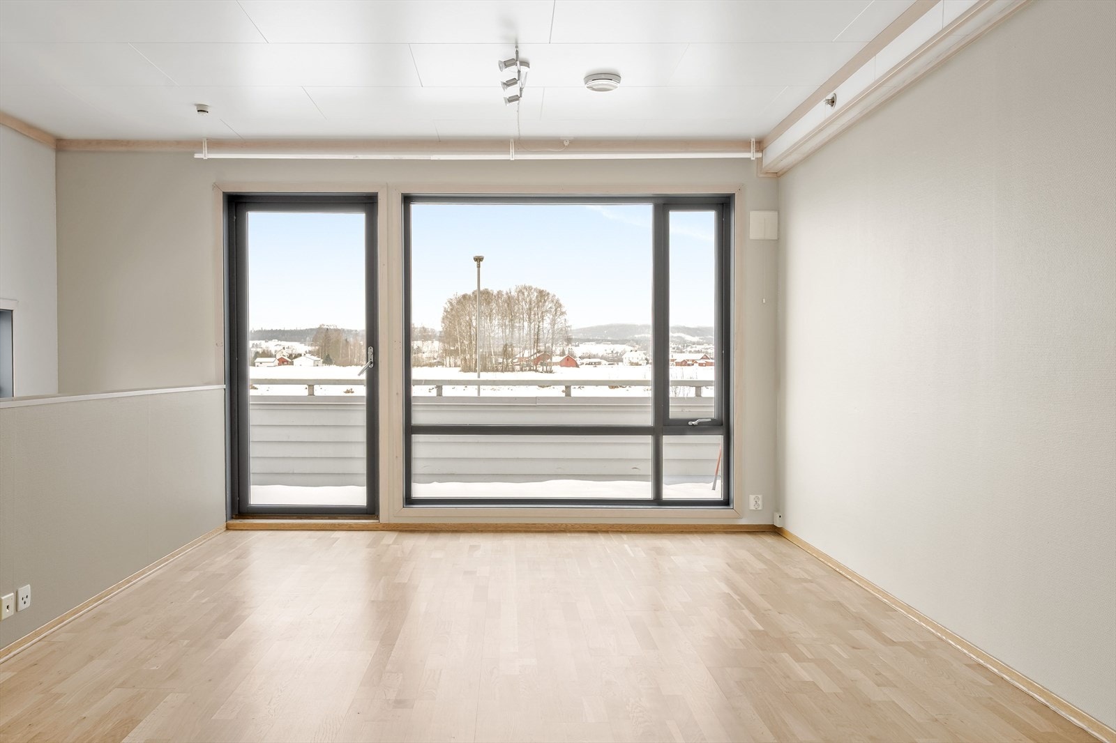 I stuen er det en tidløs fargetone på veggene som nylig er malt. Galleribilde