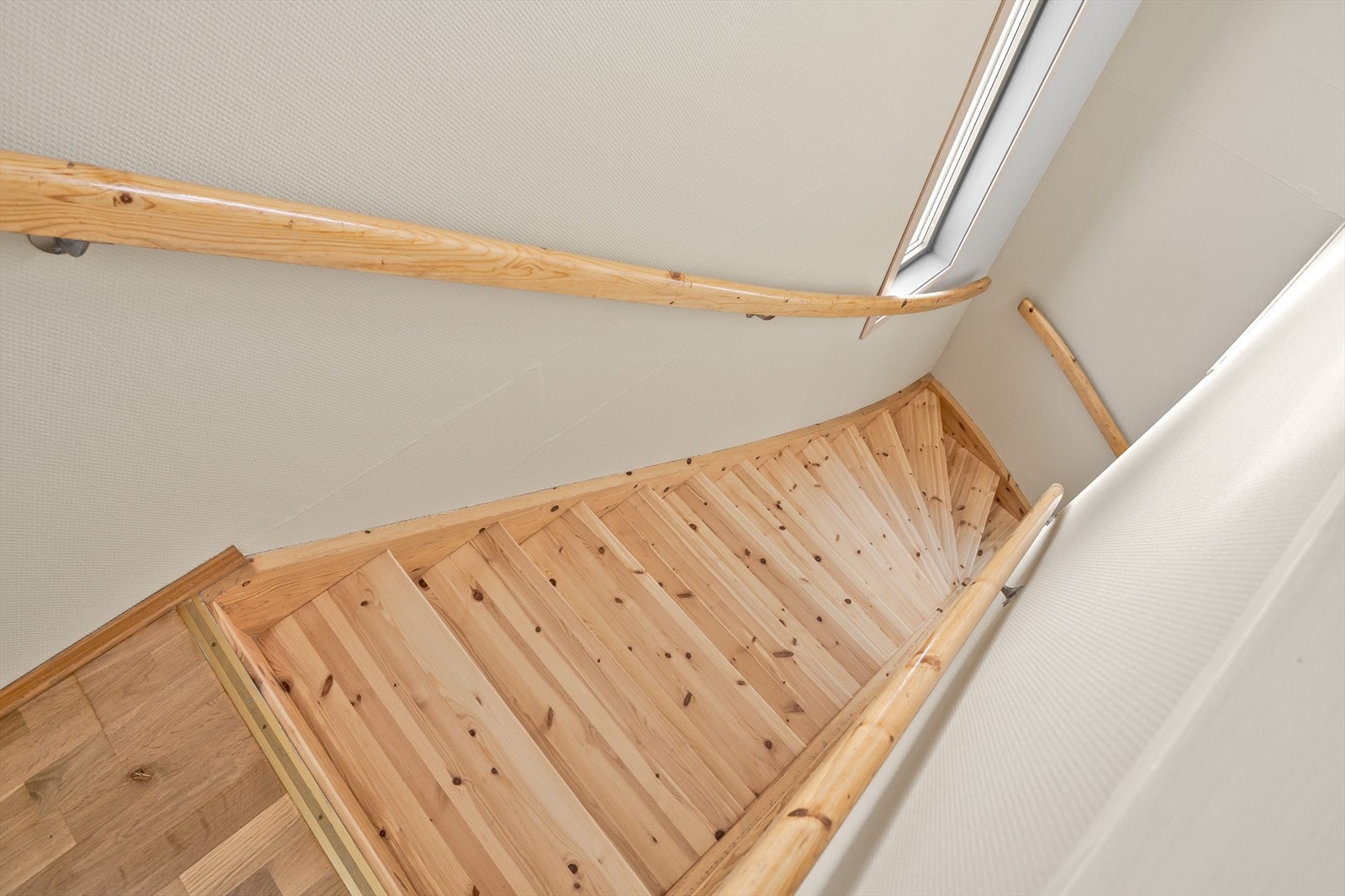 Tretrapp mellom etasjene. Galleribilde