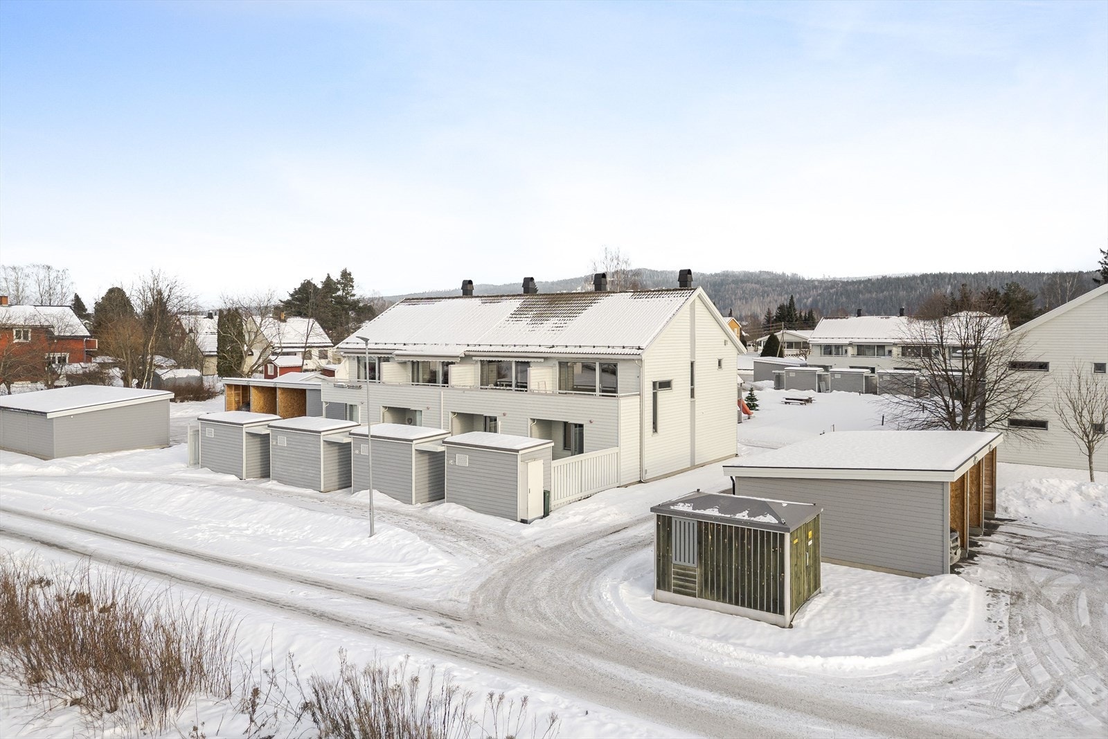 Rekkehuset strekker seg over to etasjer og har god internbeliggenhet, på enden. Galleribilde