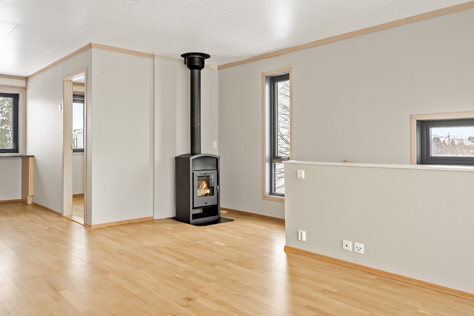 Vedovnen i stuen bidrar til jevn og god oppvarming. Galleribilde