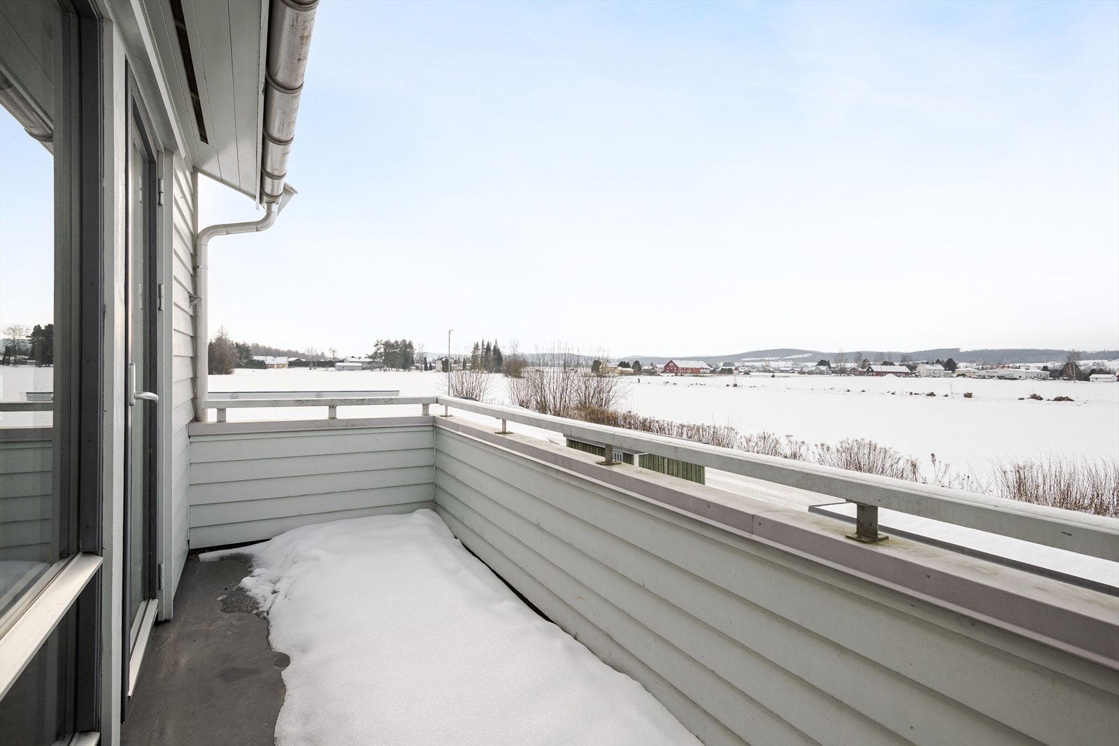 Balkongen har rekkverk av tre og folie på gulvet. Galleribilde