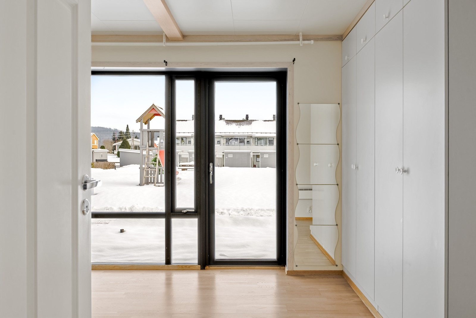 Romslig soverom innerst i 1. etasje med fint lysinnslipp. Galleribilde