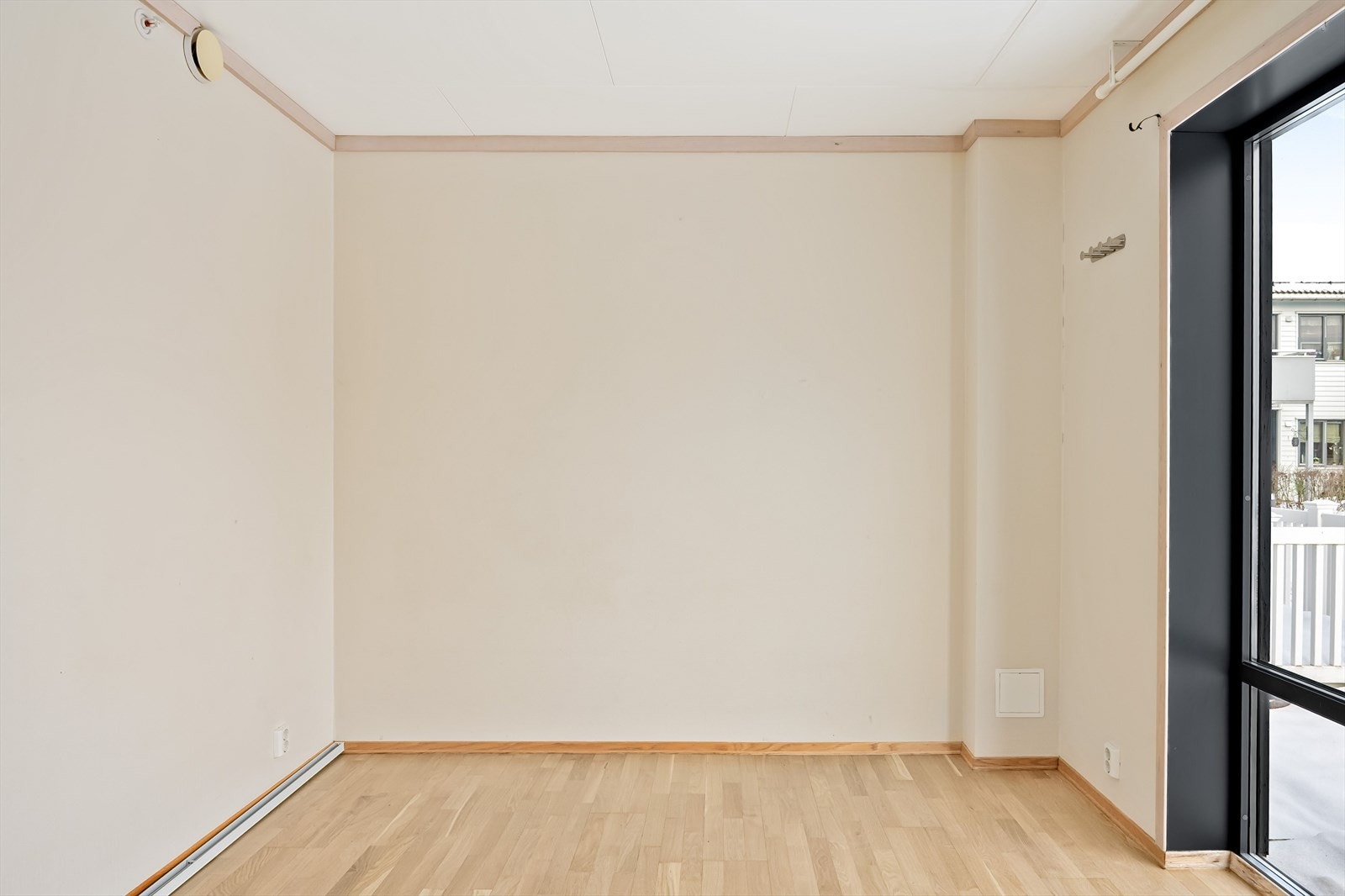 God plass til seng og nattbord. Galleribilde