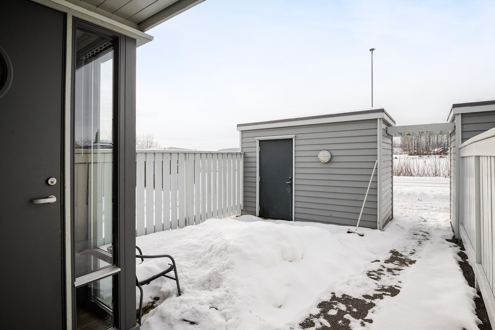 Ved inngangspartiet er det uteplass og adkomst til utvendig bod. Galleribilde