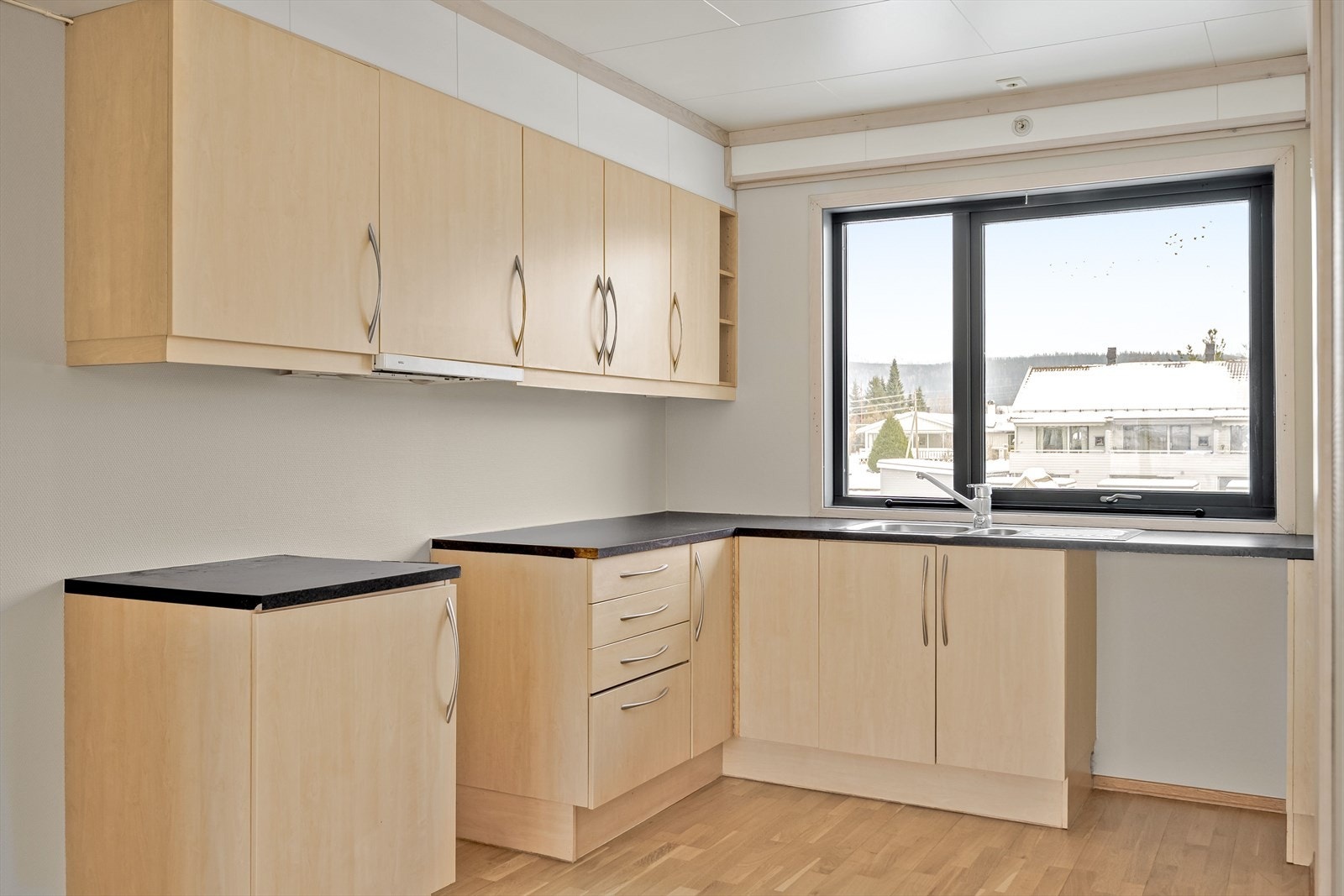 Kjøkkeninnredningen er lys og har glatte fronter på over- og underskap. Galleribilde