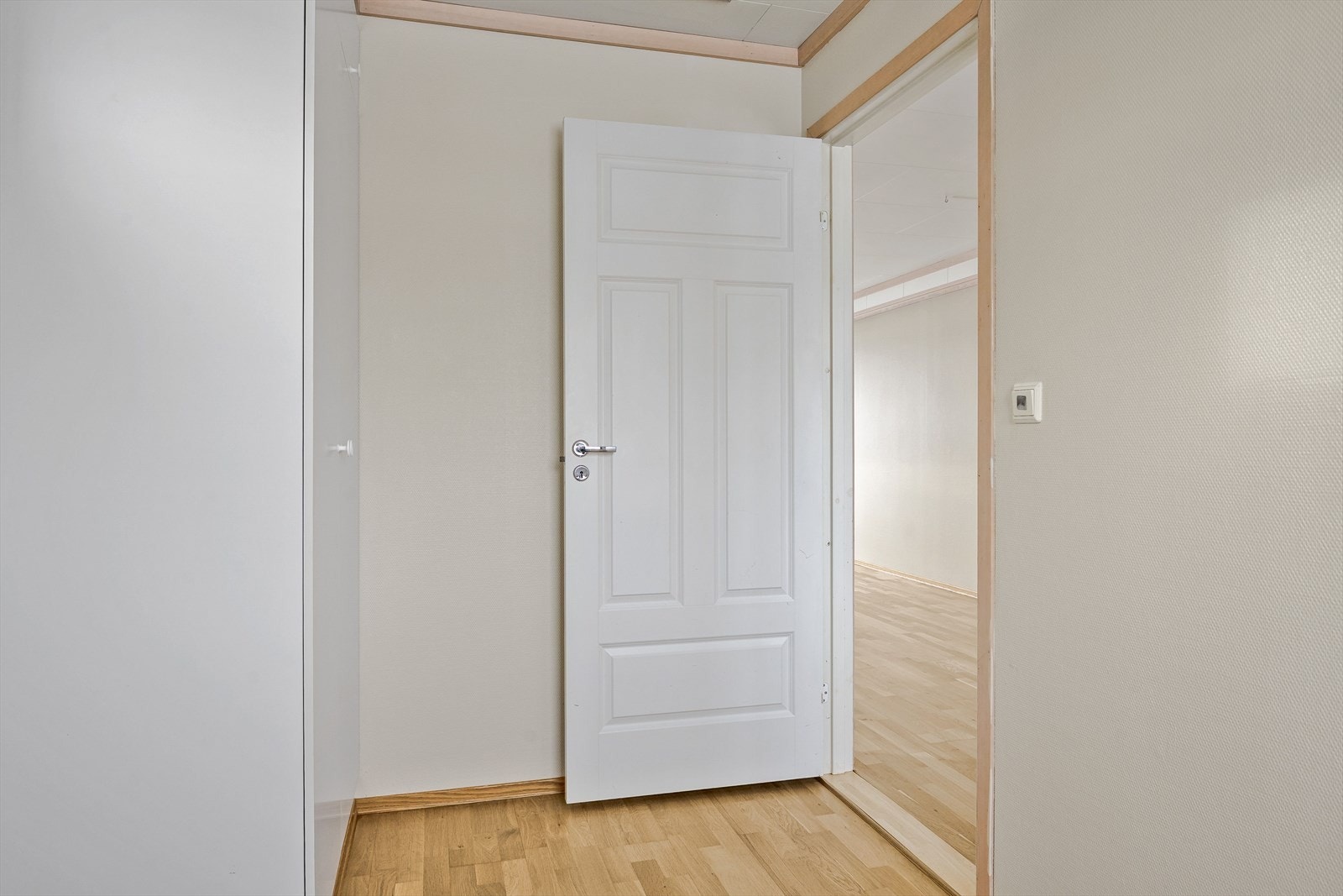 Garderobeskap i rommet. Galleribilde