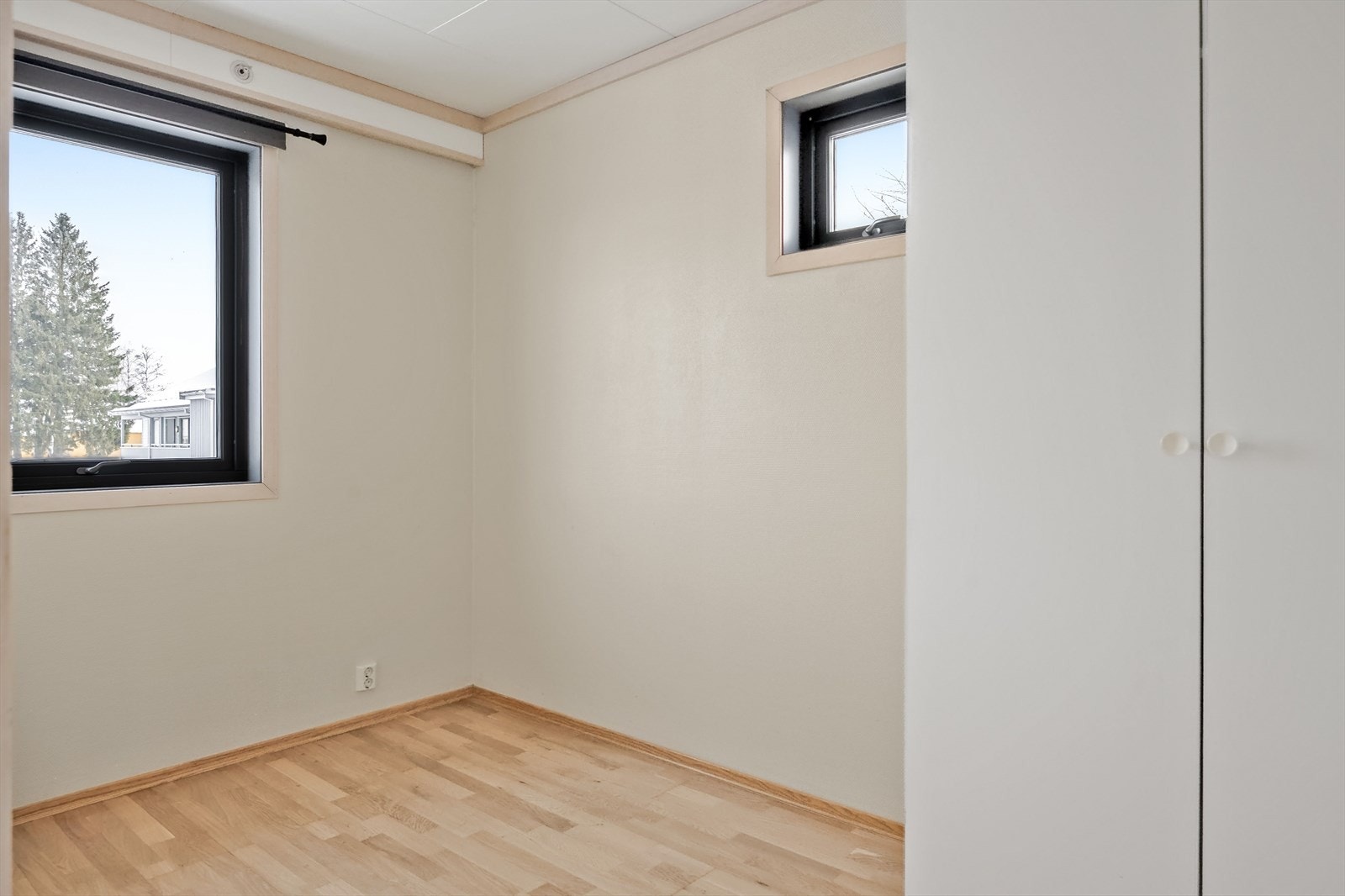 Det er ett soverom i 2. etasje. Som ellers i boligen er det nyslipt parkettgulv også her og malte vegger. Galleribilde