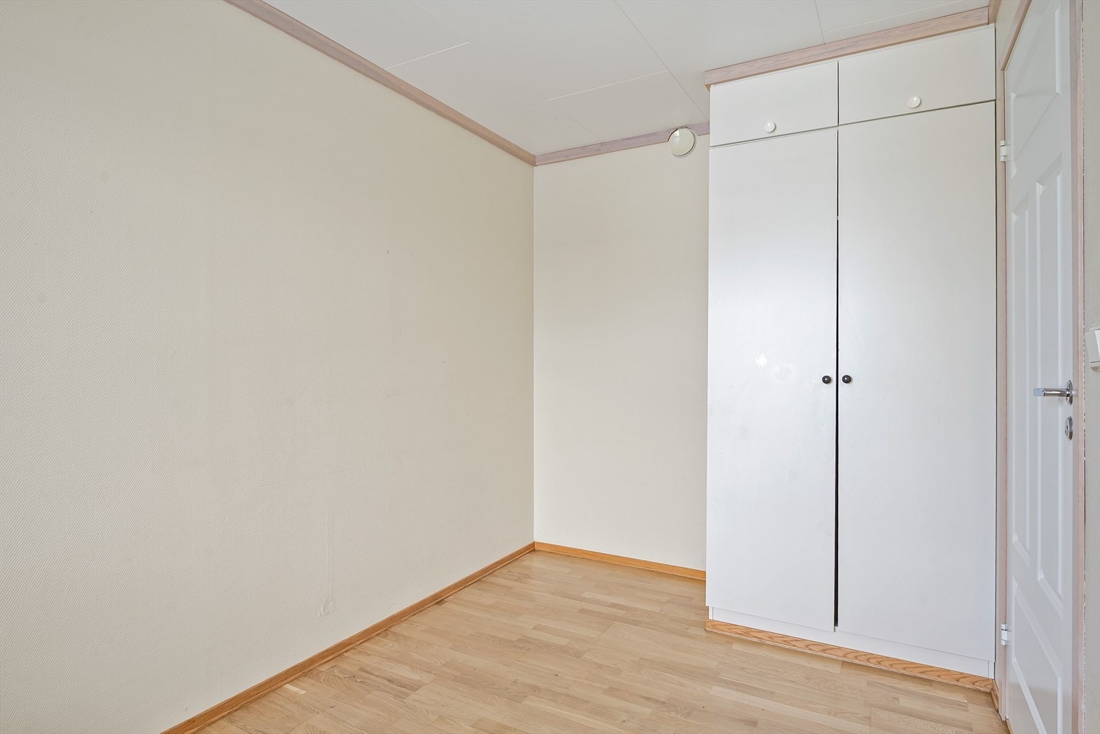 Praktisk og plassbygd garderobeskap bak døren. Galleribilde