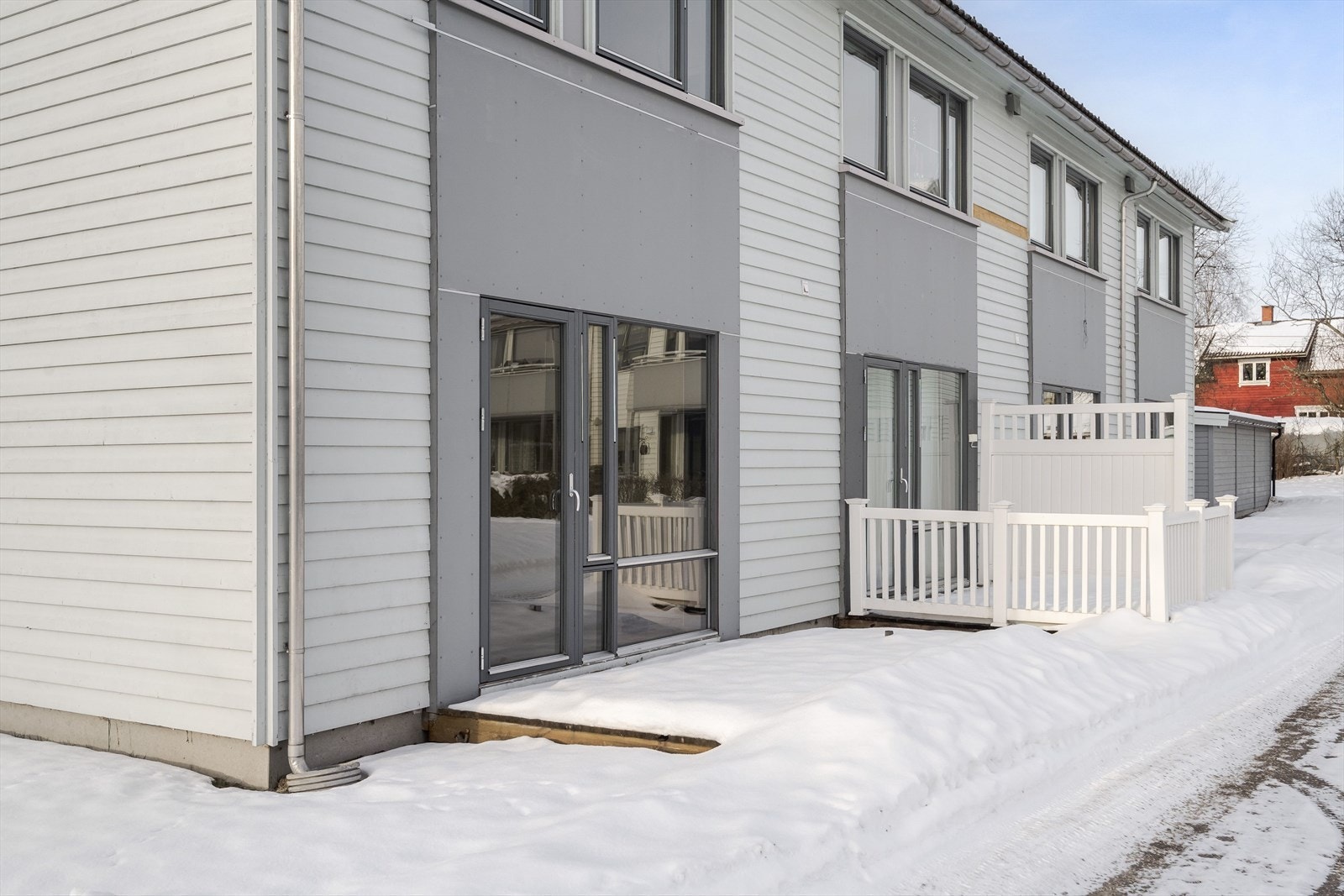 Platting med utgang fra hovedsoverommet i 1. etasje. Verandadør av tre med isolerglass. Galleribilde