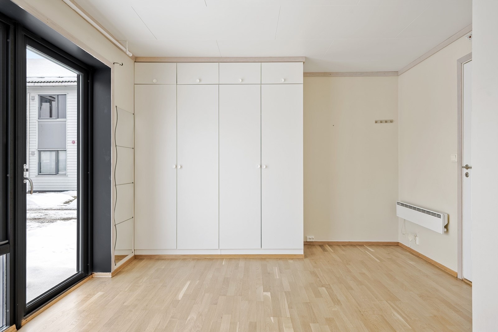 Det er også her plassbygd garderobeskap med god plass til klær og det man måtte ønske. Galleribilde