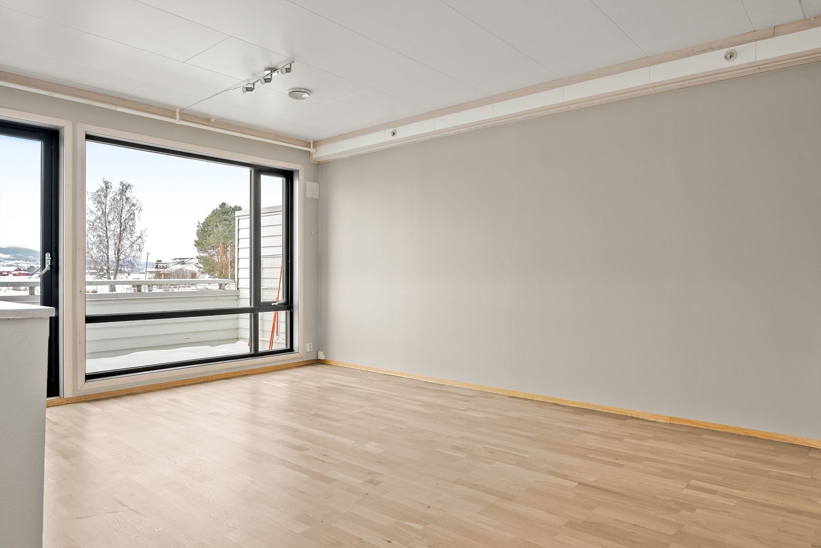 Store vindusflater gir godt med dagslys og utsyn til uteområdet. Galleribilde