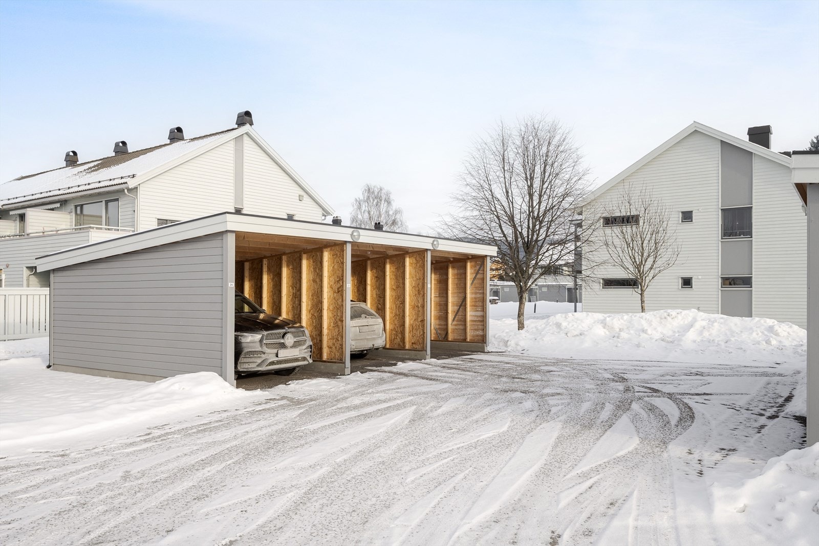 Felles carportanlegg bygd i 2024. Boligen disponerer en plass her. Galleribilde