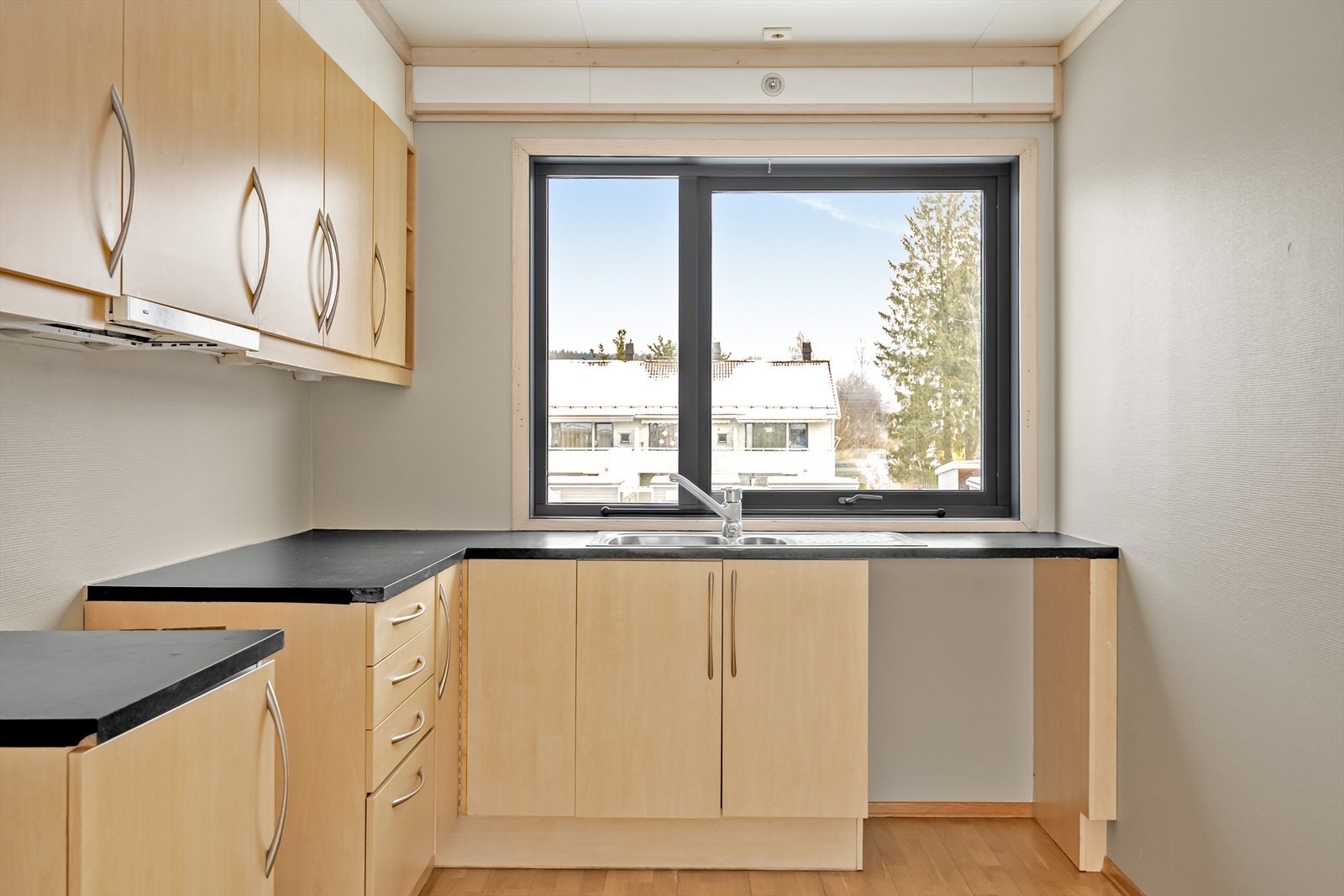 Mørk laminatbenkeplate og rustfri vask. Galleribilde