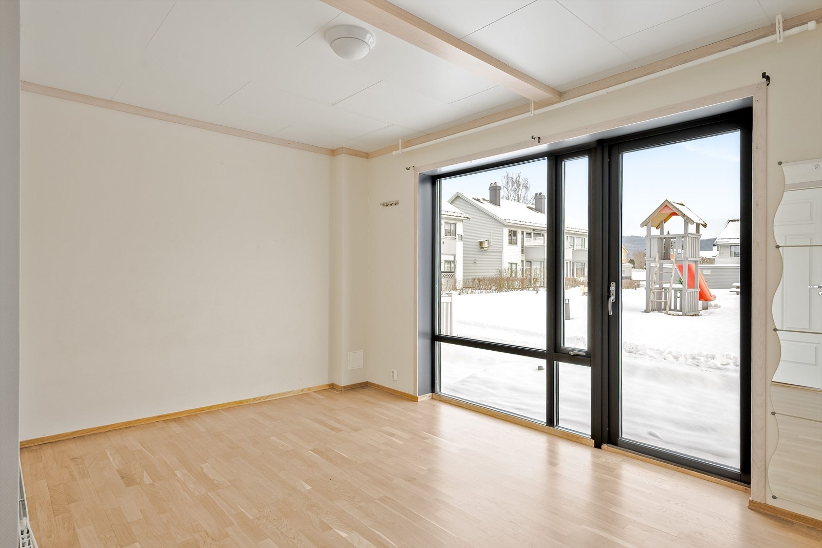 Utgang til østvendt platting med utsyn mot fellesområdene. Galleribilde