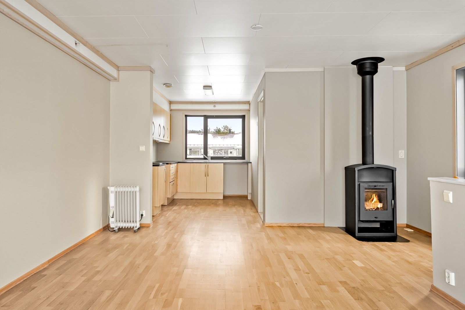 Mellom stuen og kjøkkenet kan du fint møblere med kjøkkenbord. Galleribilde