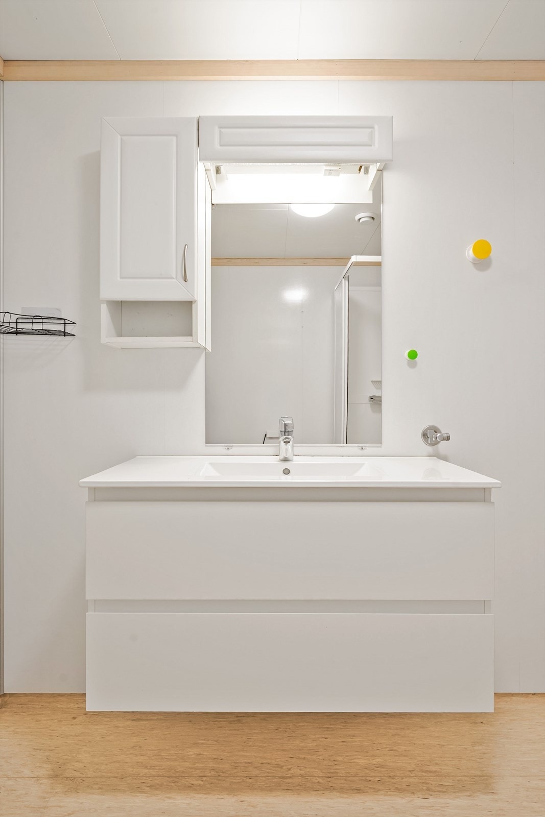 Innredning med skuffer og speilskap over servanten. Galleribilde