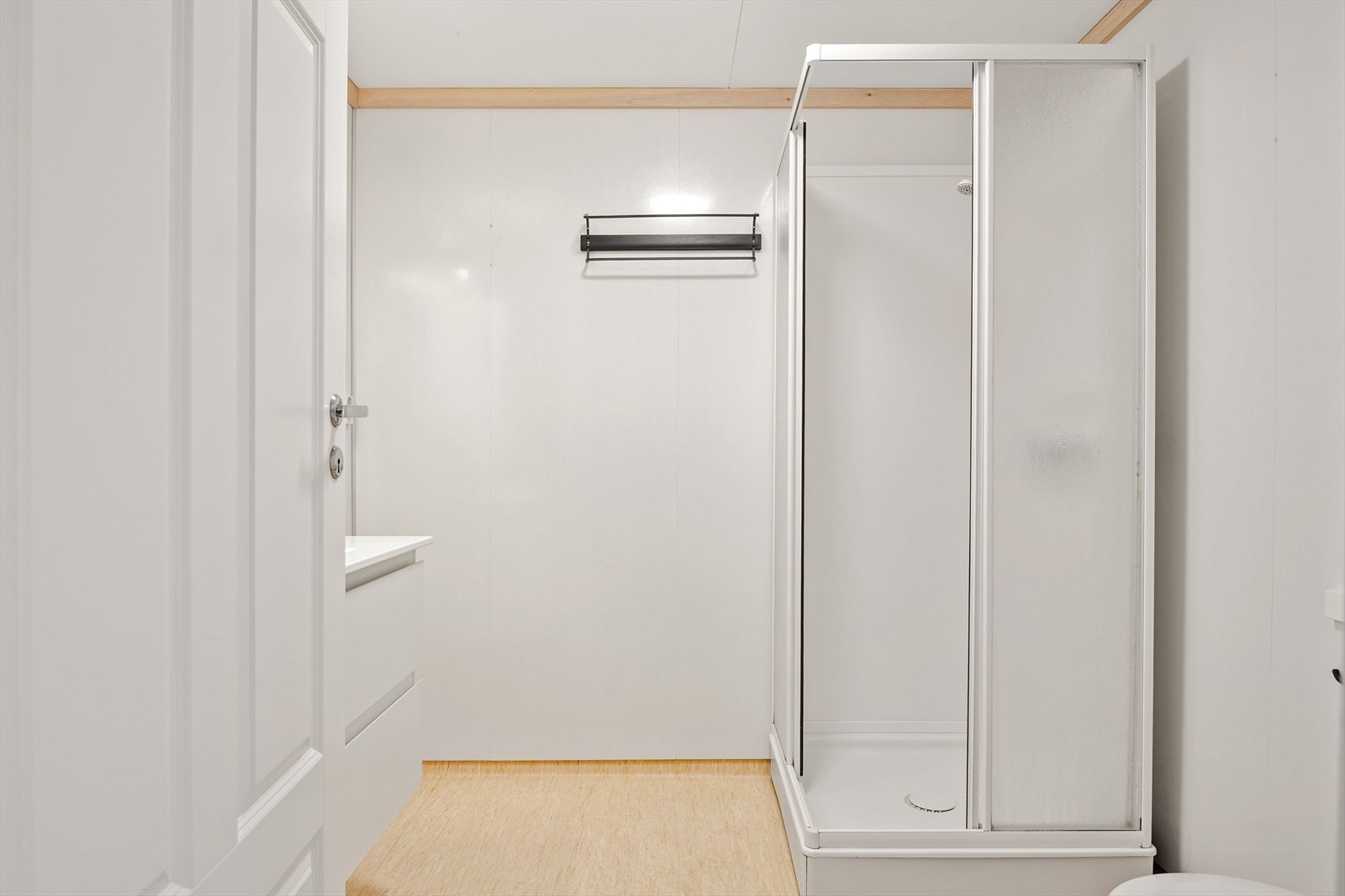 Gulvbelegg med varmekabler og baderomsplater på veggene. Galleribilde