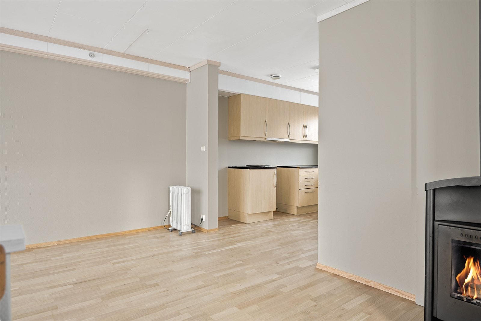 Boligens stue og kjøkken har en åpen og sosial romløsning. Galleribilde