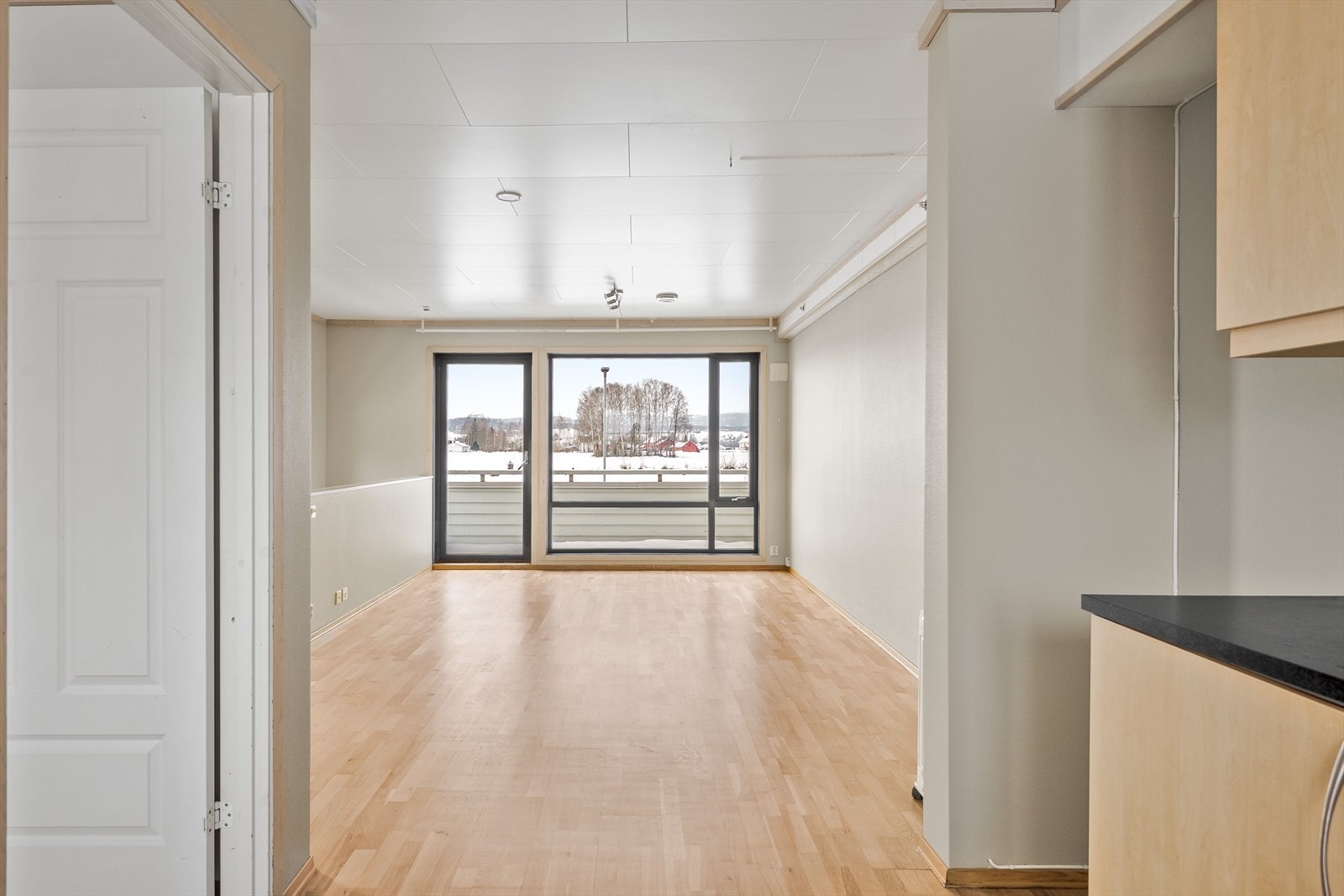 Åpen forbindelse til stuen gir en naturlig overgang fra kjøkkenet. Galleribilde