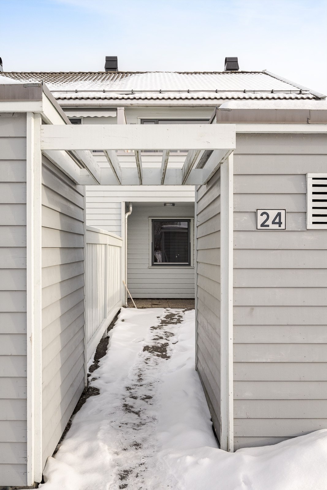 Inngangspartiet har en overbygd gangvei med tilknytning til bod. Galleribilde