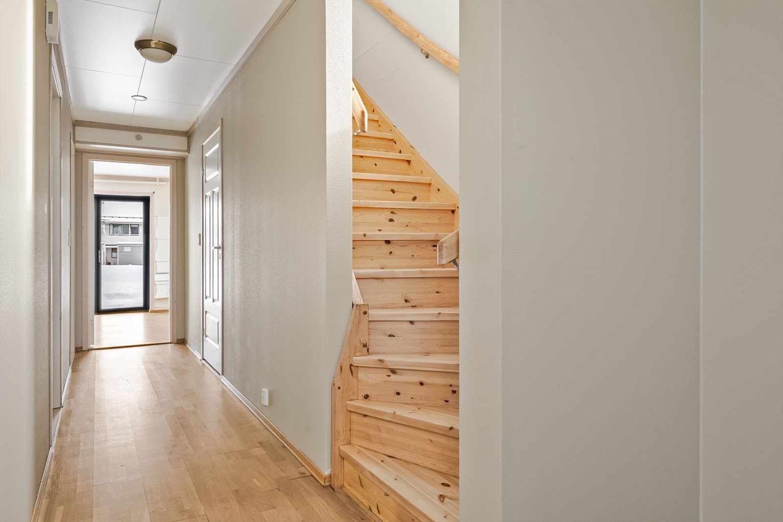 Lys gang med parkettgulv. Gulvene i boligen er nylig slipt og lakkert. Galleribilde