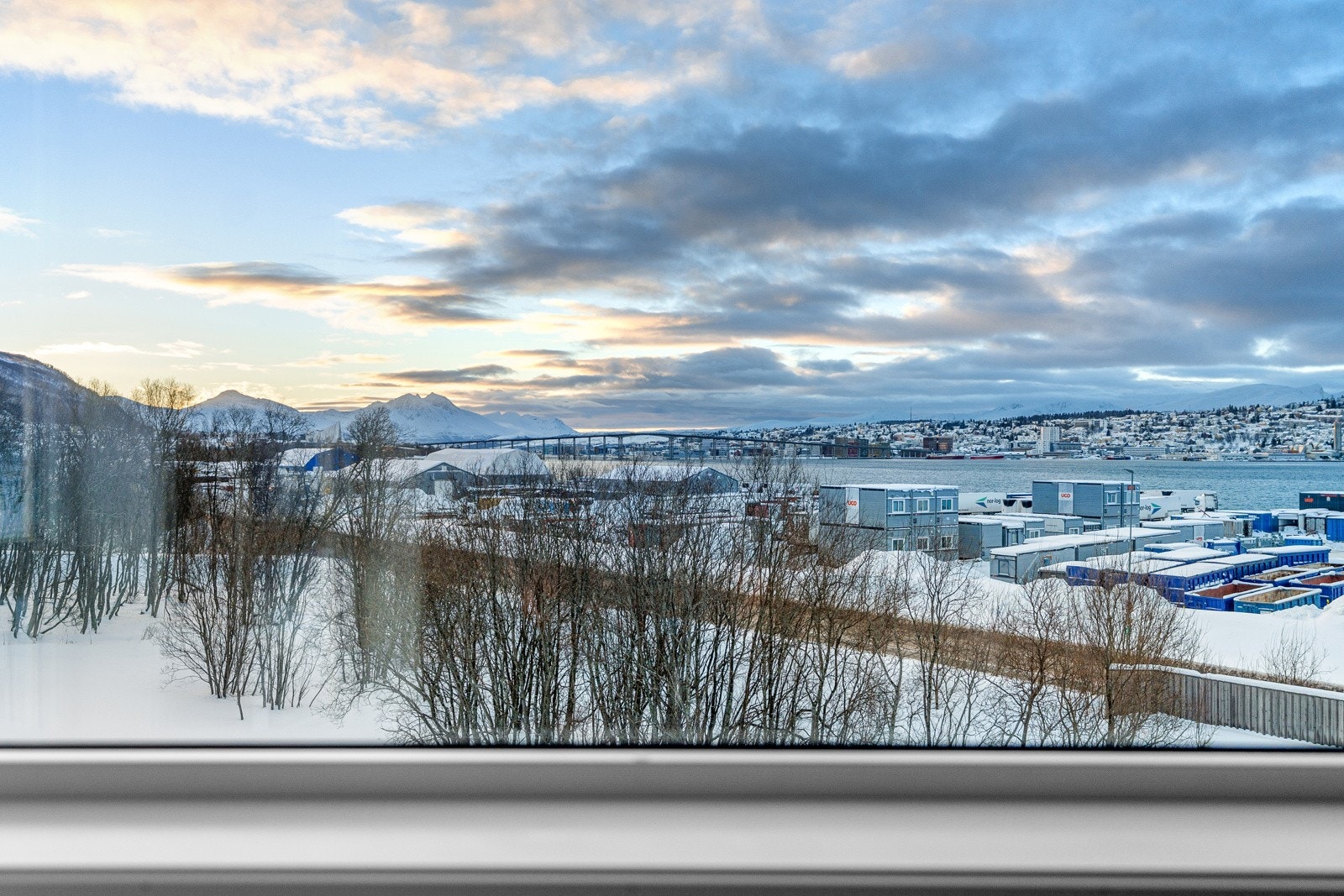 Den innglassede balkongen fungerer som en naturlig forlengelse av stuen og byr på flott utsikt mot sundet og Tromsøya.