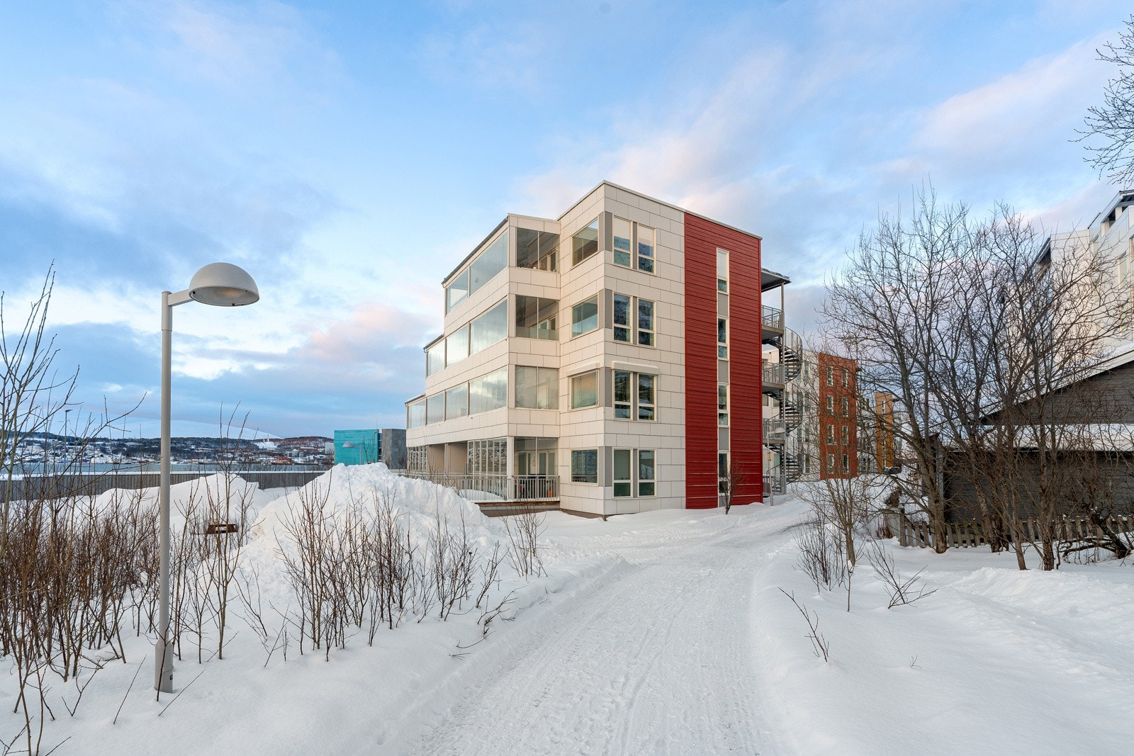 Leiligheten har parkering i garasje.