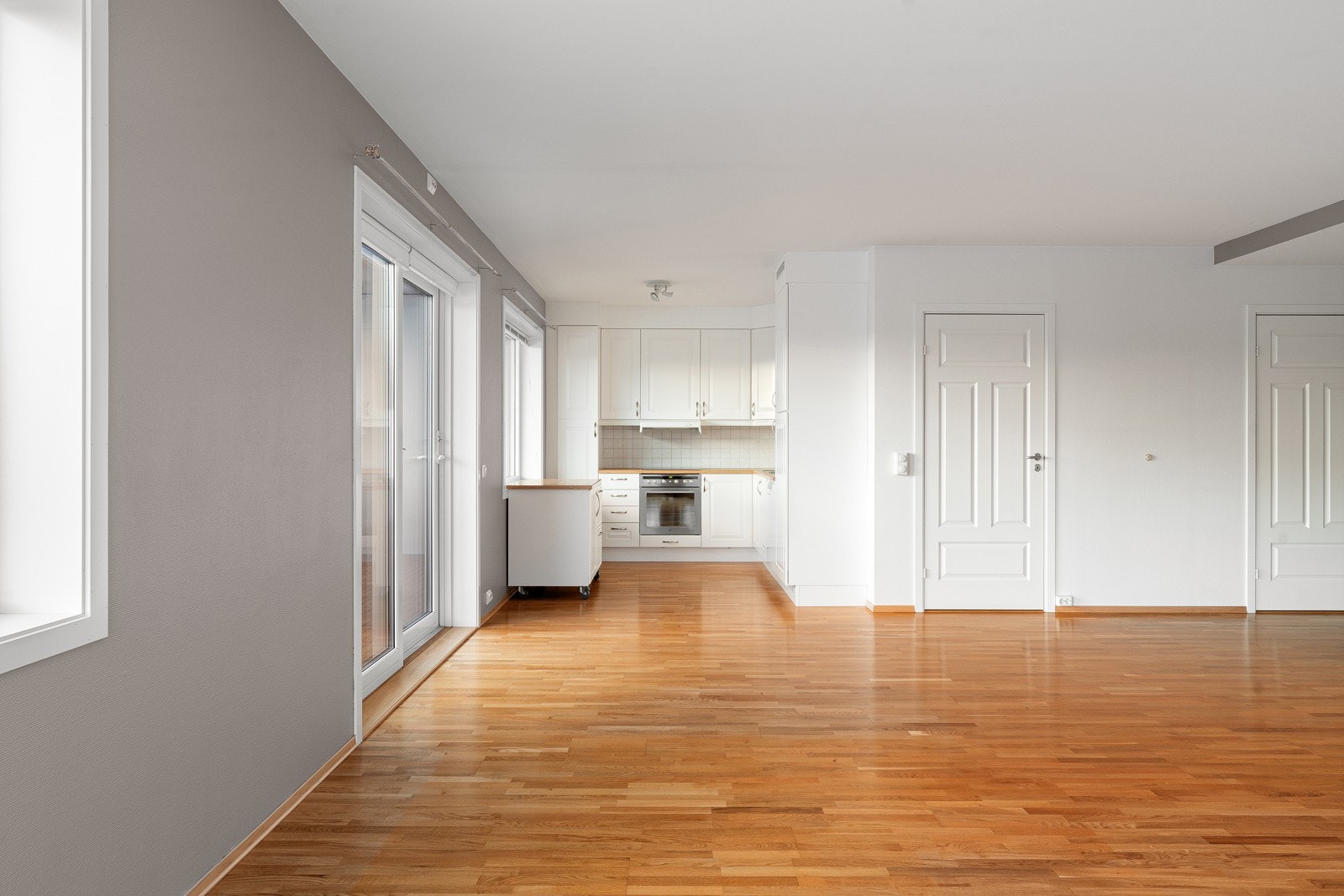 I tilknytning til kjøkkenet har man god plass til stort spisebord for sosiale sammenkomster.