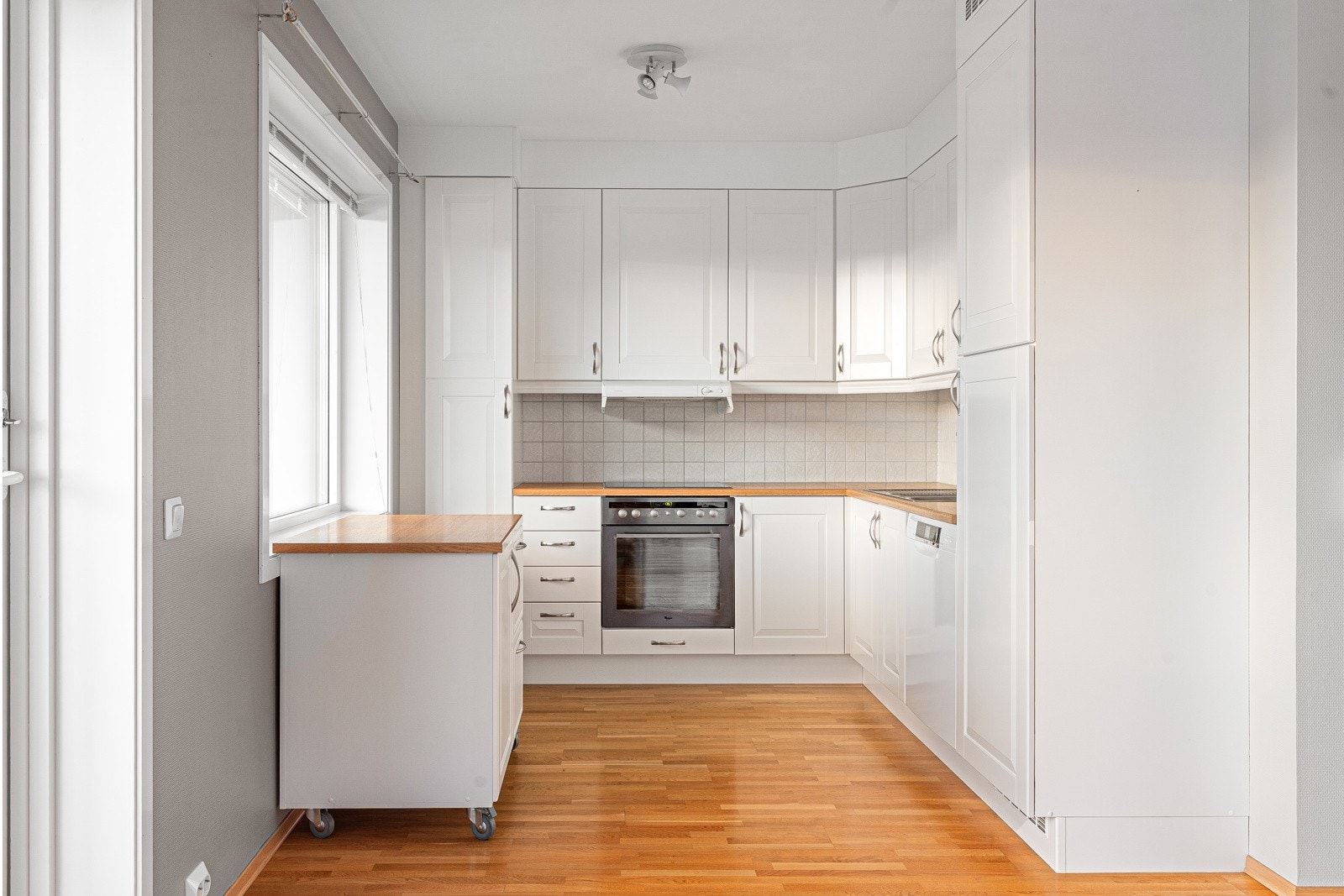 Innredningen er takhøy, noe som gir godt med skapplass.