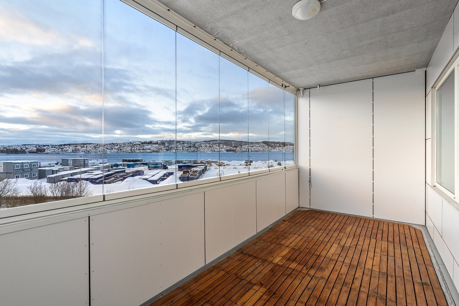 Innglasset balkong med nydelig utsikt.