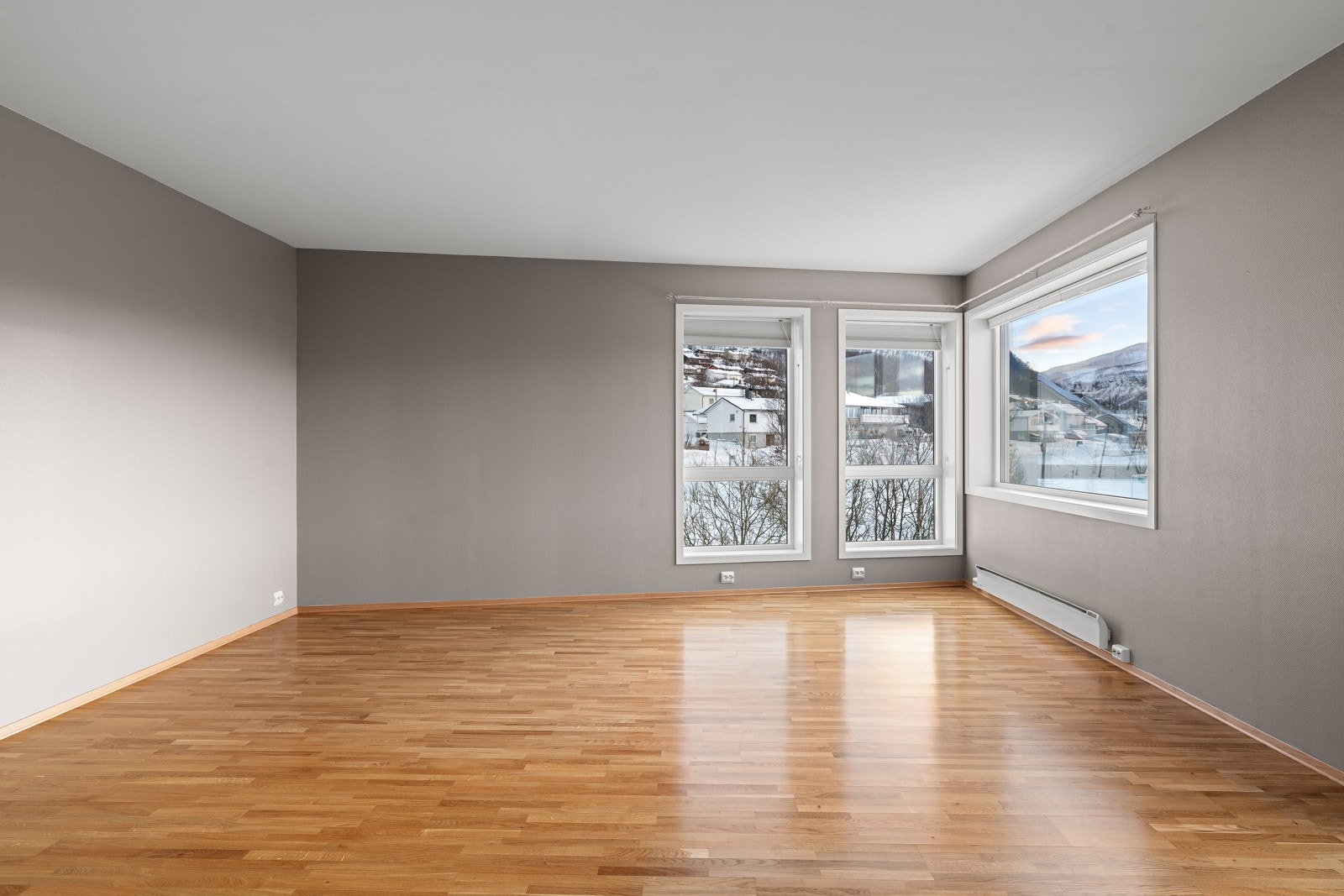 Meget romslig stue som gir flere innredningsmuligheter. Flott utsikt mot Fjellheisen.