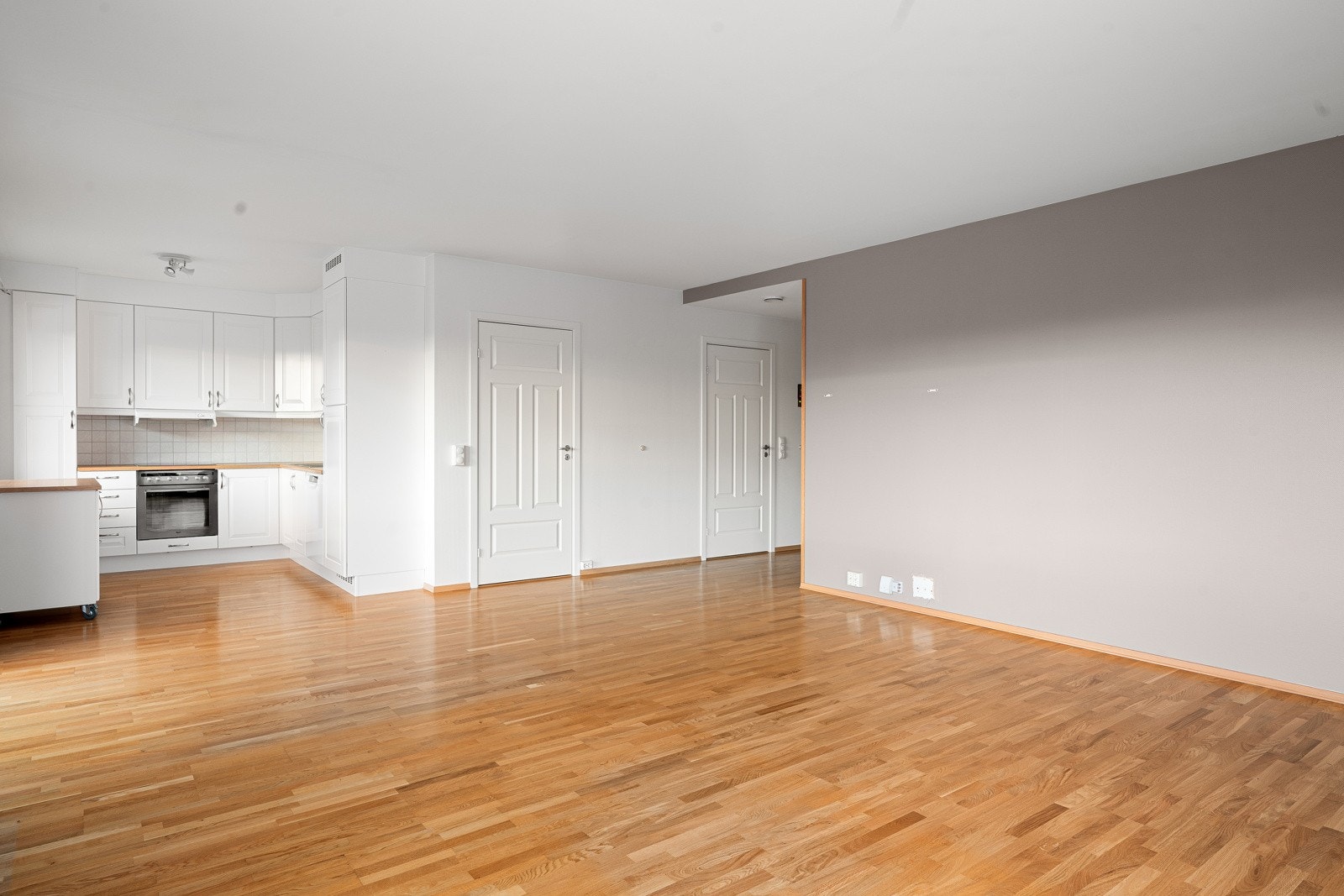 Meget romslig stue som gir gode møbleringsmuligheter.