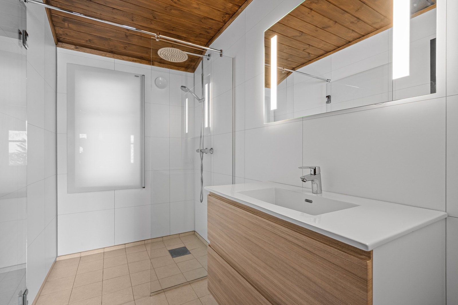 Tidløst helfliset bad med romslig dusjhjørne. Galleribilde