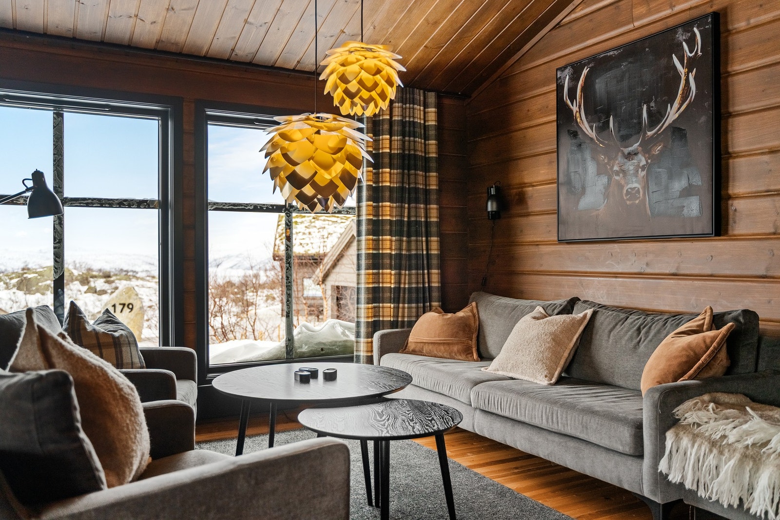 Hytten har i perioden 2022-2025 fått nytt tak, nye vinduer, ny ytterdør og ny balkongdør. Galleribilde