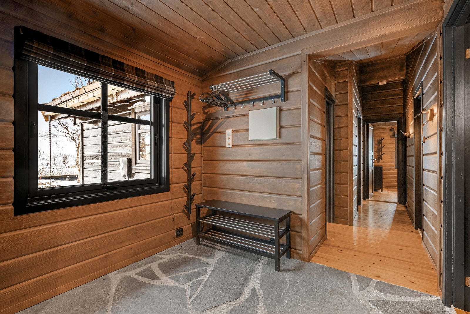 Gangen er romslig og gir adkomst til samtlige rom i hytten. Galleribilde