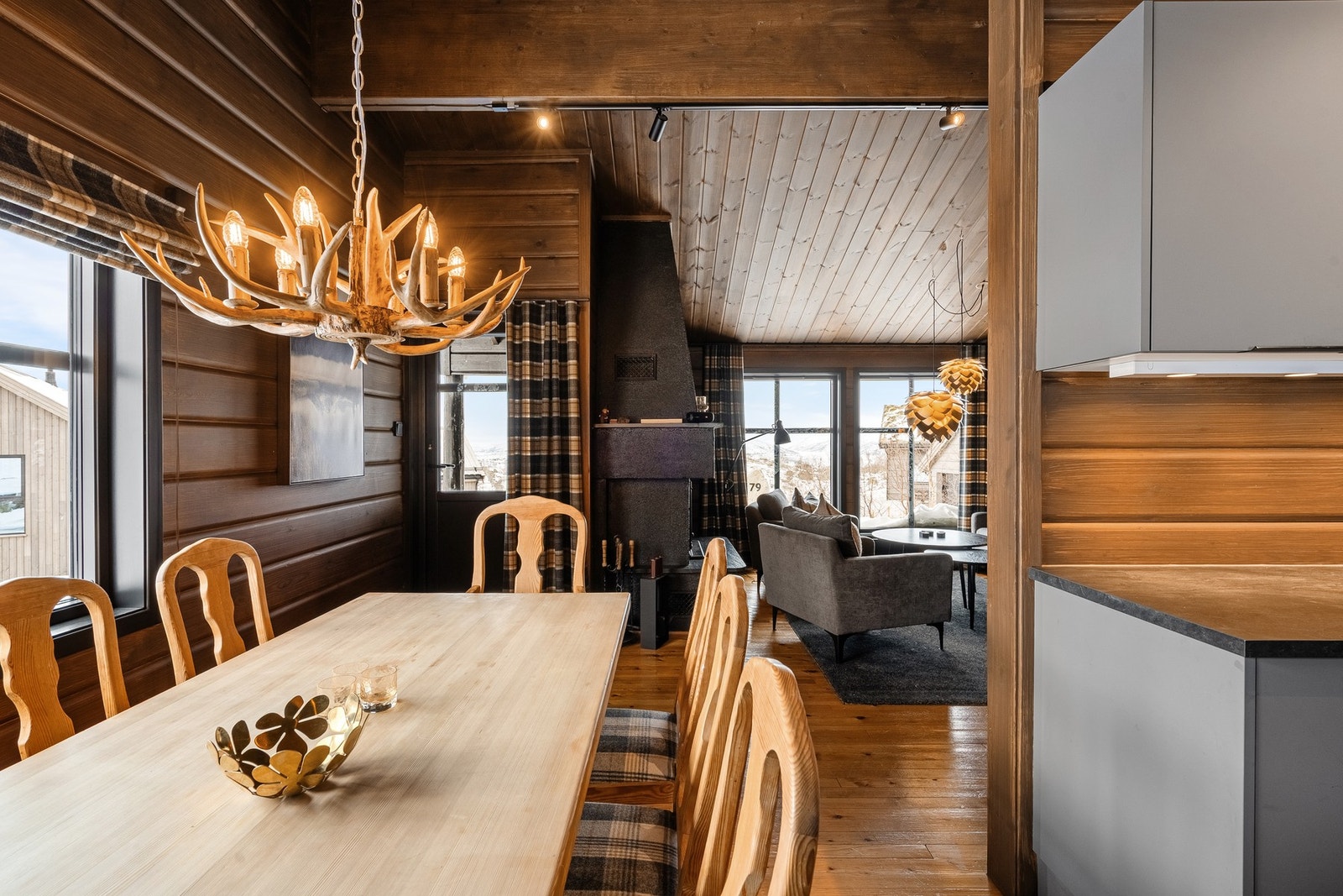 Det er god plass til ønsket spisegruppe på kjøkkenet. Galleribilde