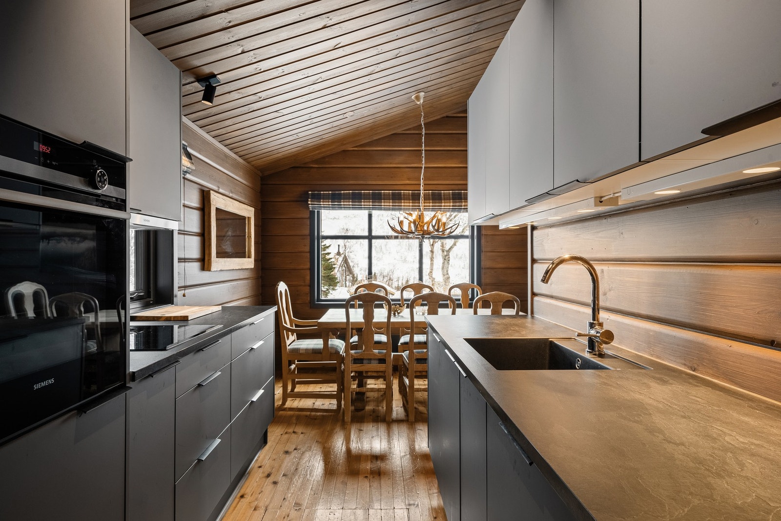 Kjøkkenet har integrerte hvitevarer og godt med skap- og benkeplass. Galleribilde