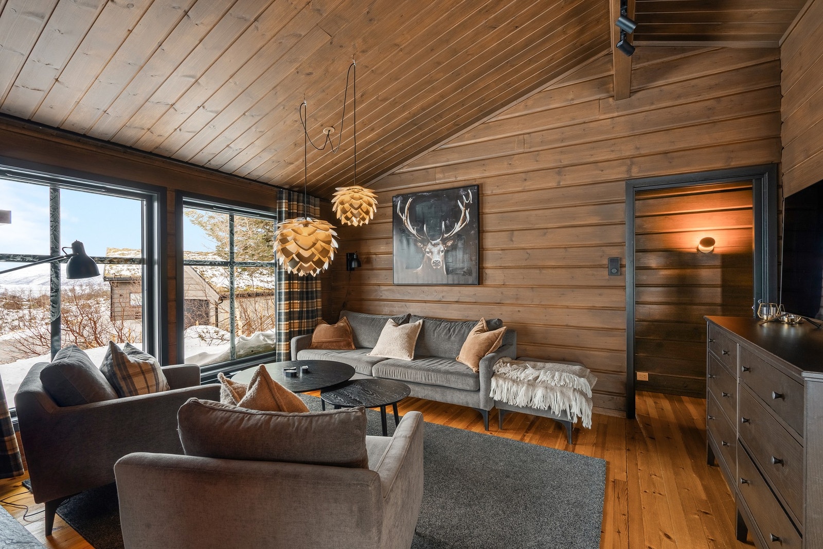 Stuen har god takhøyde og store vindusflater som skaper en lys og luftig atmosfære. Galleribilde