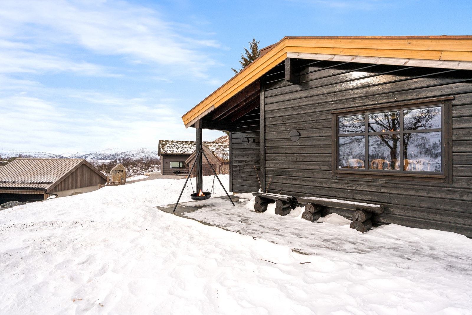 Terrassen er solrik og har plass til ønsket utemøblement. Galleribilde