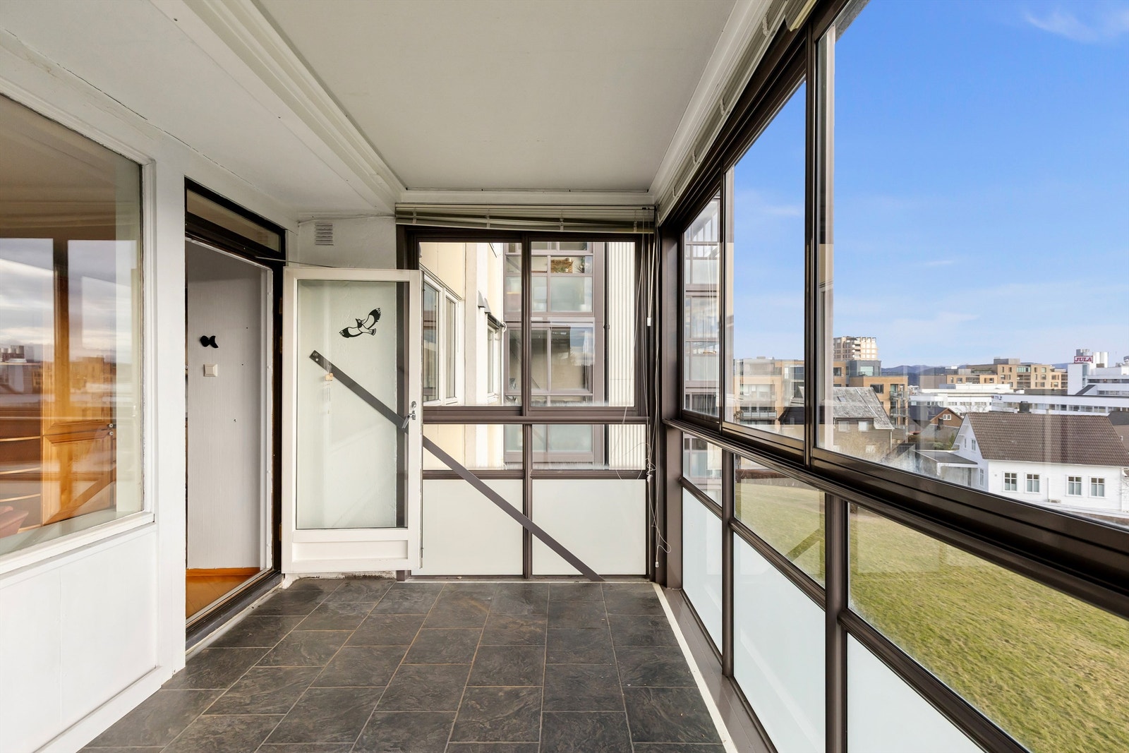 Innglasset balkong som er en fin forlengelse av leilighetens oppholdsareal. Galleribilde