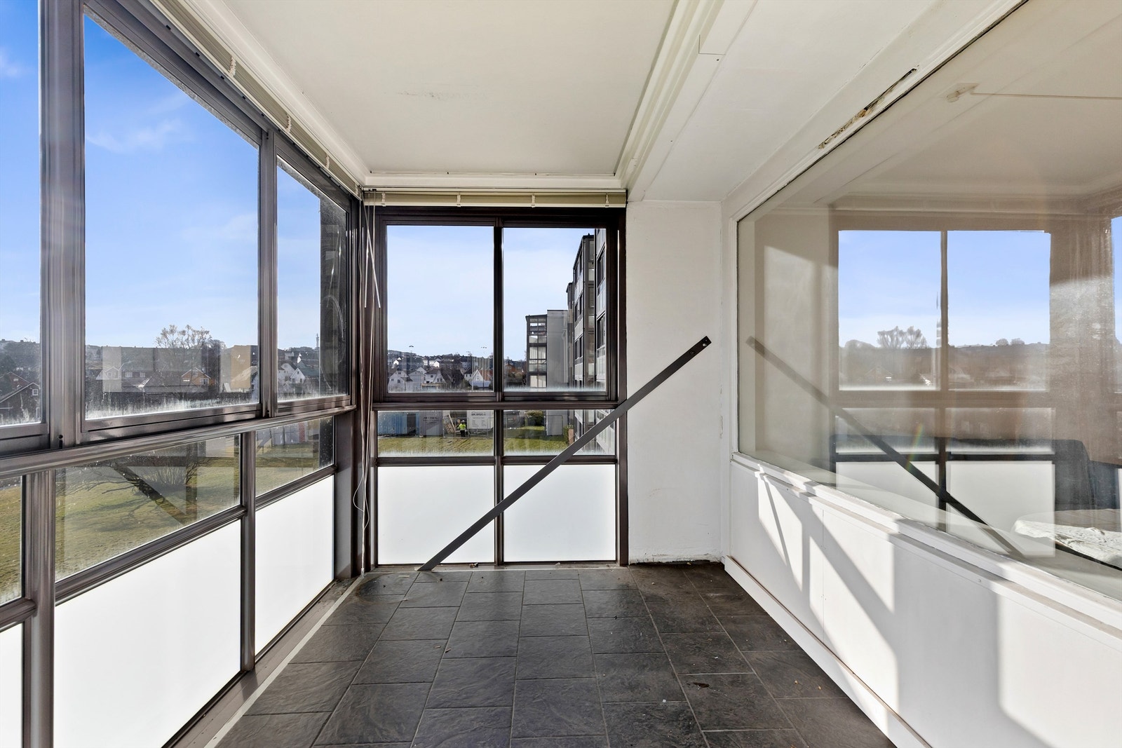 Dette er et lunt og skjermet uterom med god plass til en sittegruppe. Galleribilde