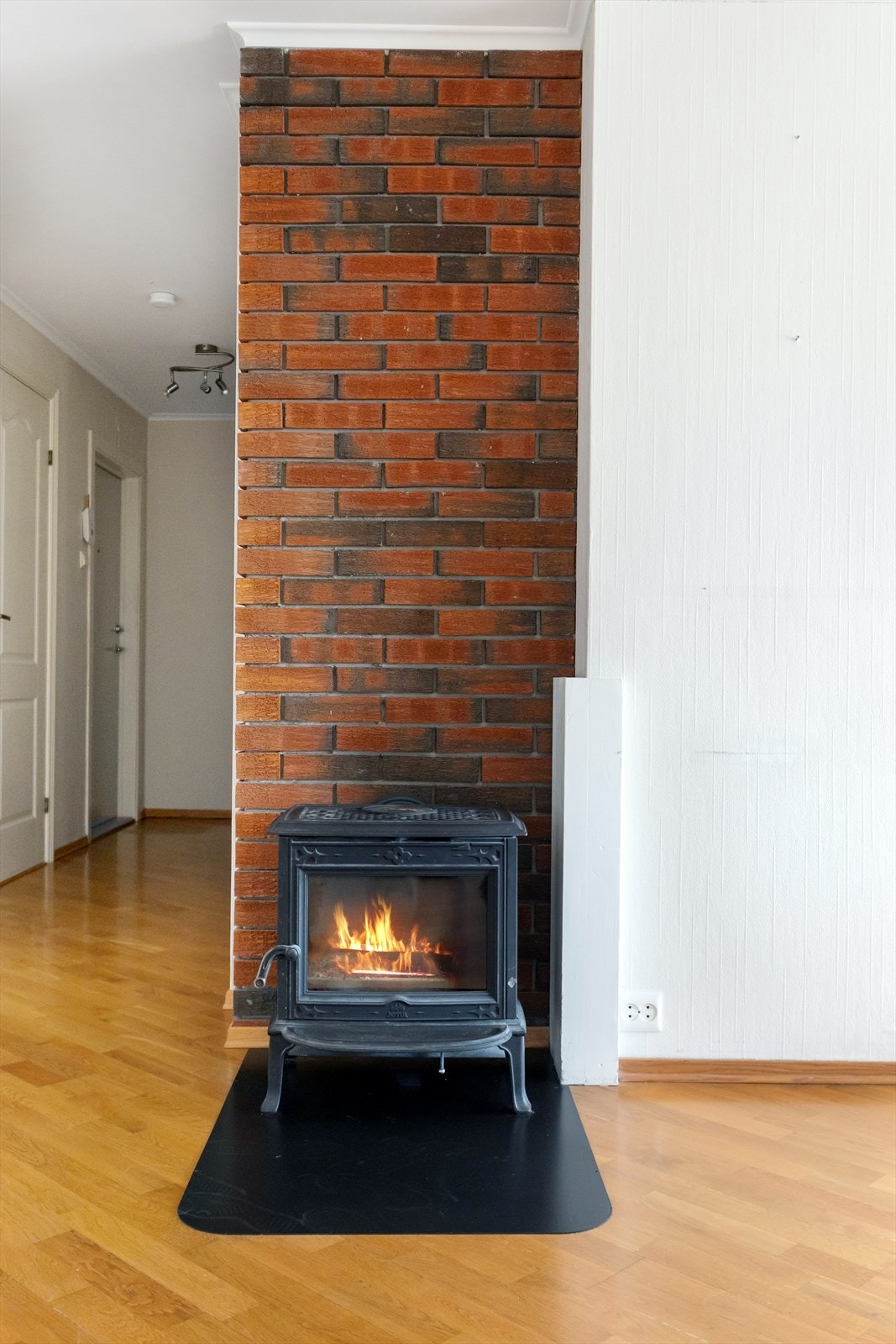 Ildstedet i stuen gir ekstra varme på kalde vinterdager. Galleribilde