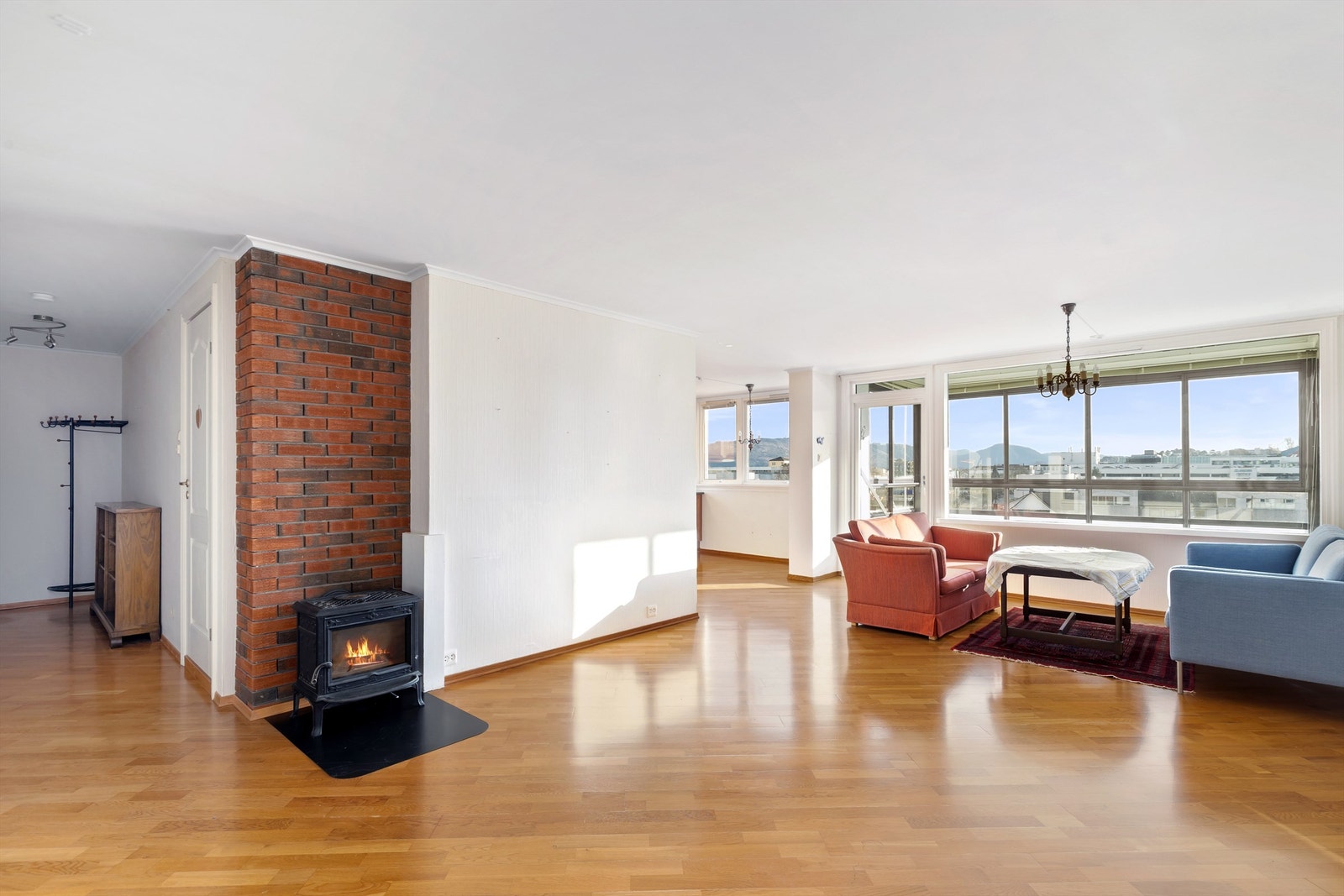 Leiligheten har en åpen løsning mellom stue og kjøkken, som skaper en sosial og luftig atmosfære. Galleribilde