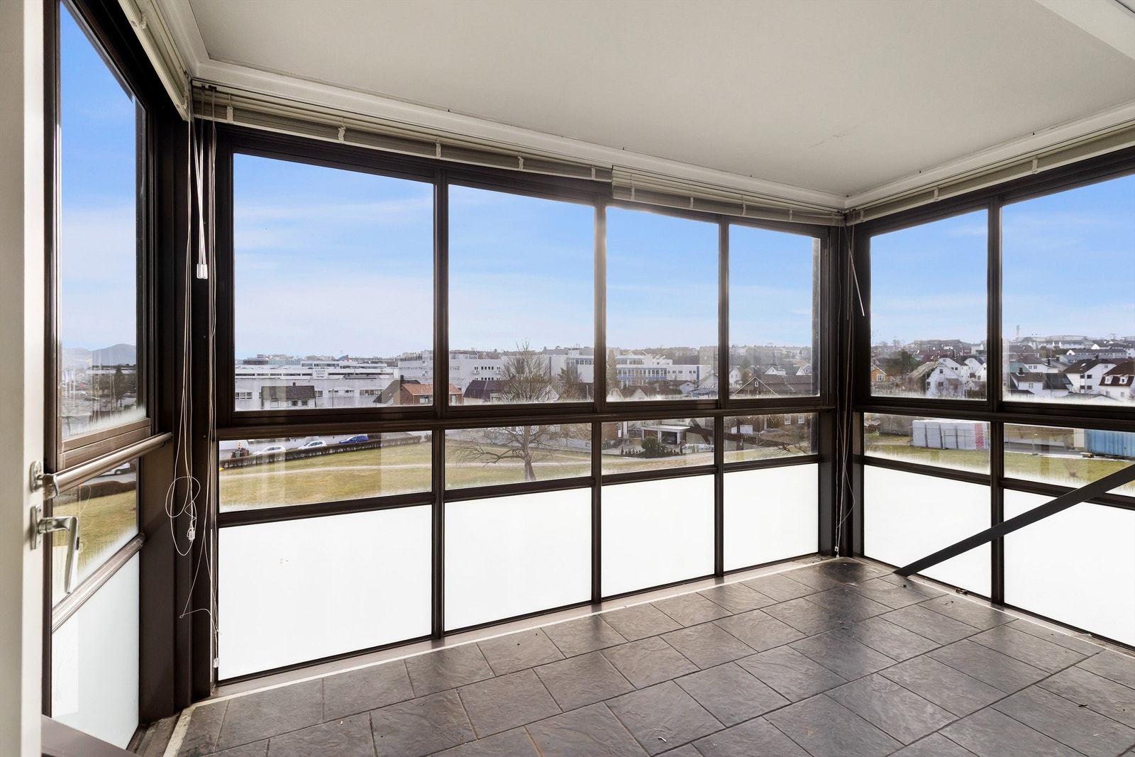 Balkongen har flislagt gulv og store glassflater som kan åpnes. Galleribilde