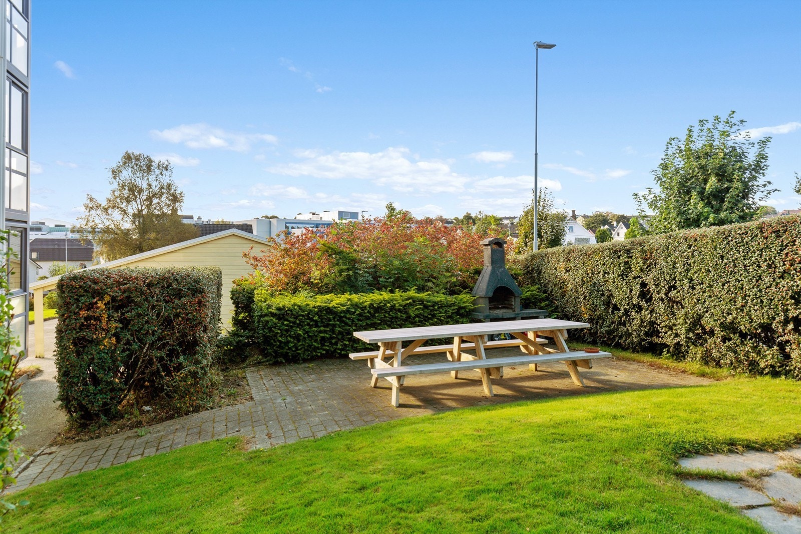 Borettslaget har hyggelige fellesarealer med sittegrupper. Galleribilde